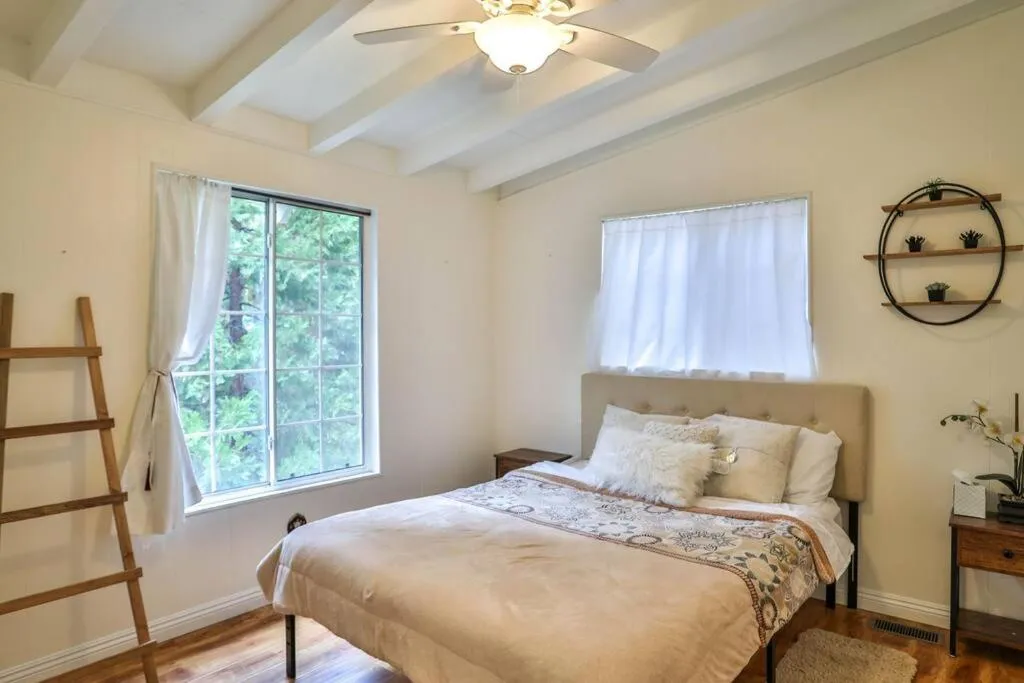 Bed in Lake house Cabin - Lake Arrowhead