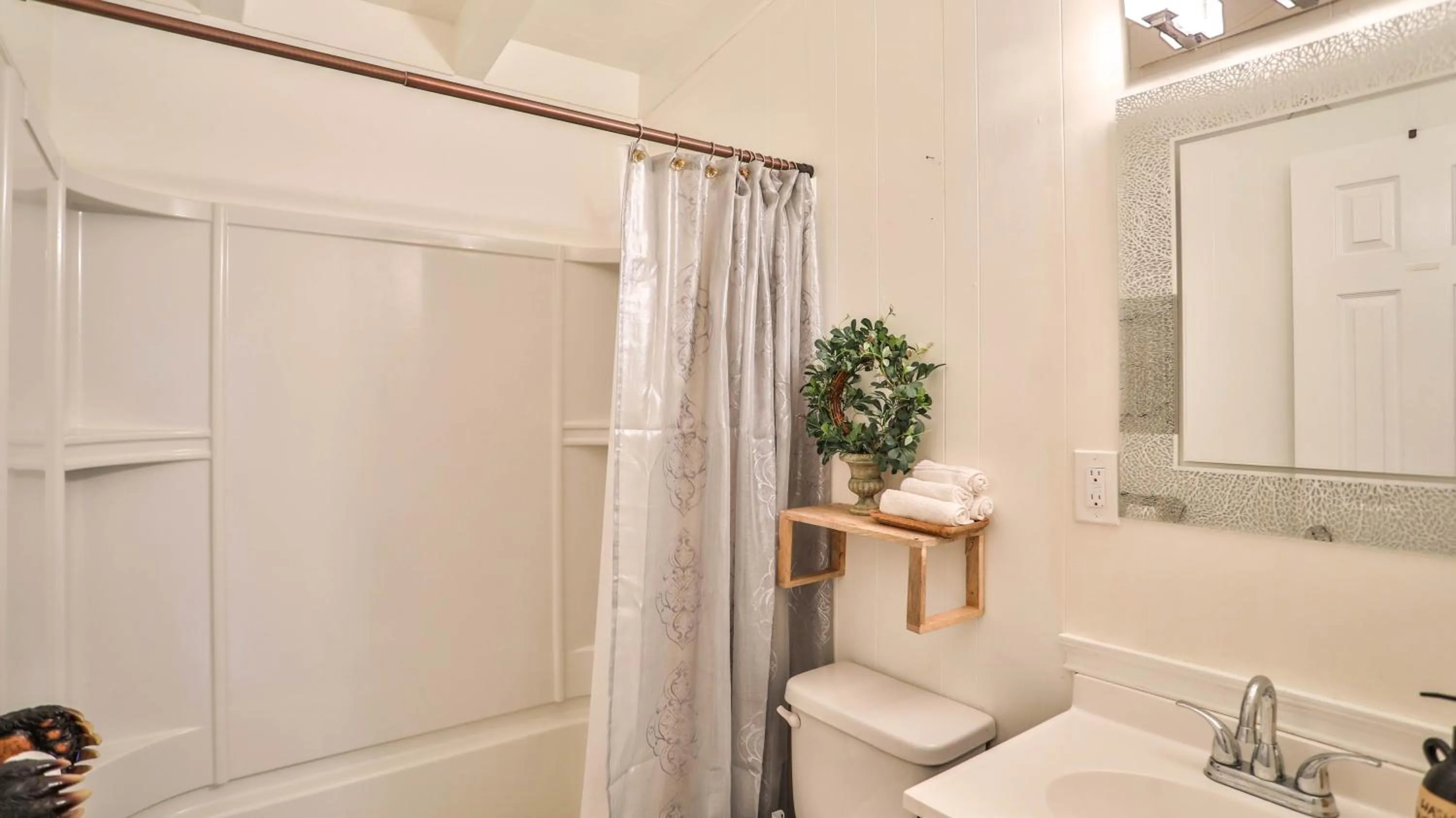 Toilet in Lake house Cabin - Lake Arrowhead