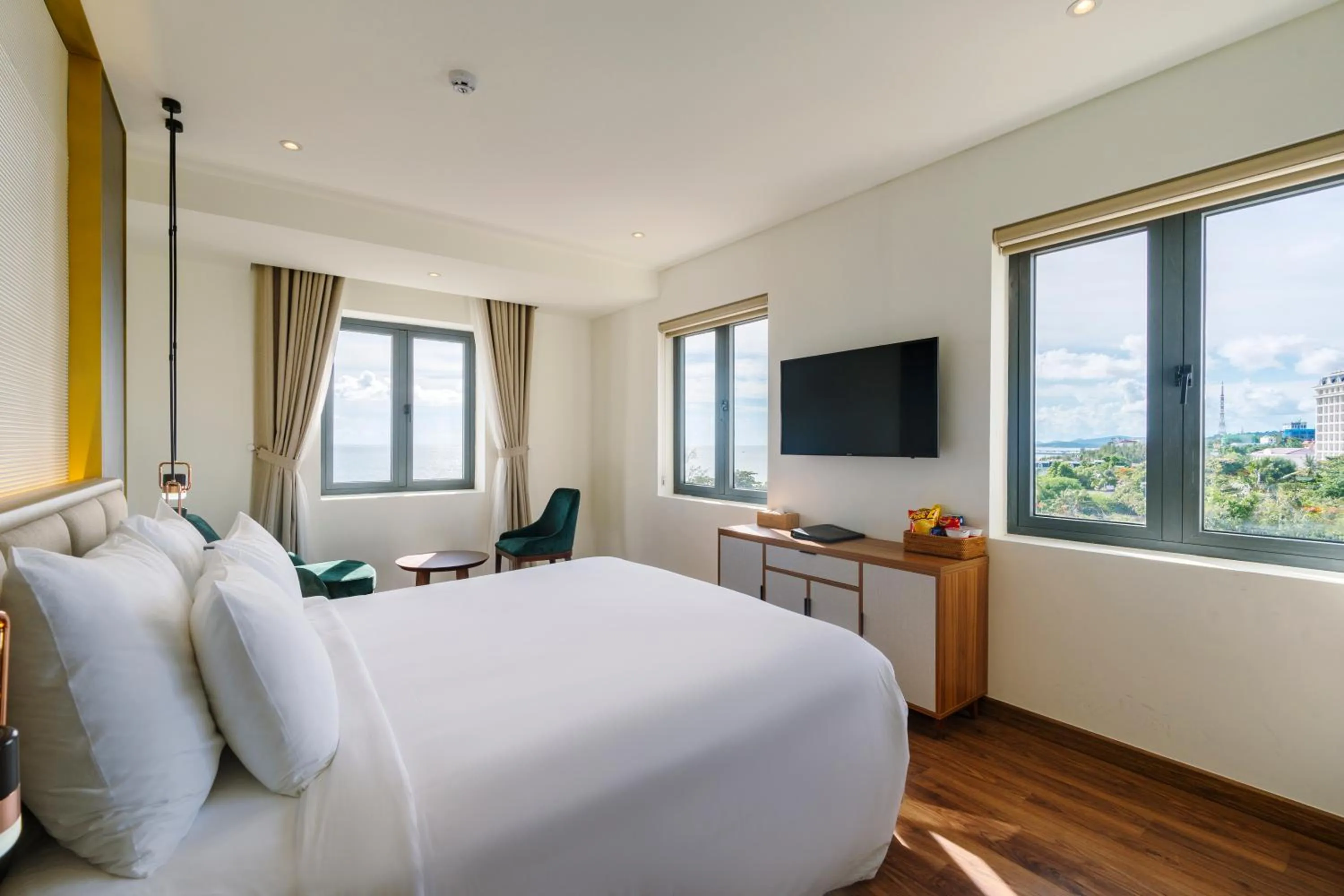 Photo of the whole room, Bed in The Tahiti Beach Hotel