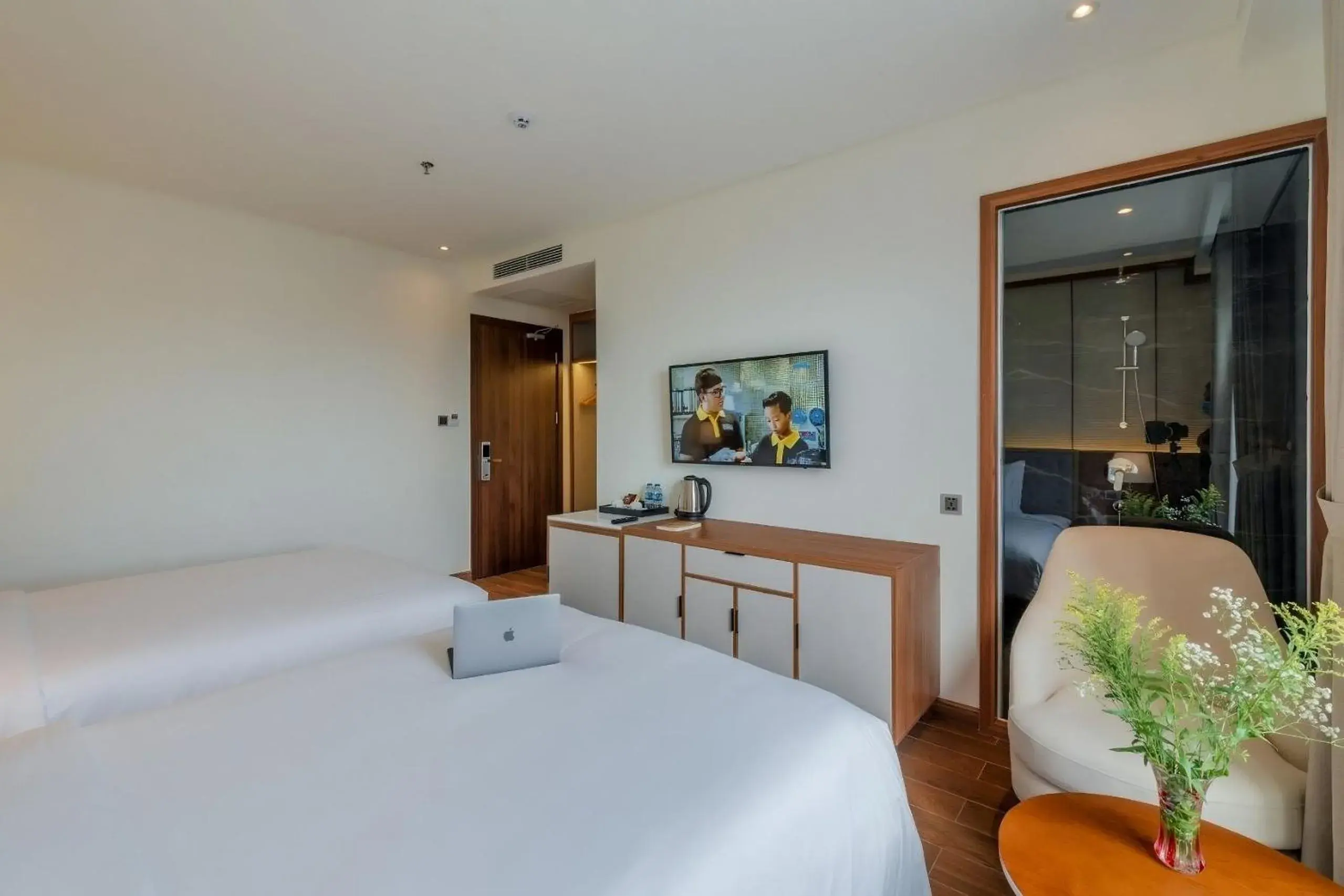 Queen Room with Garden View - single occupancy in The Tahiti Beach Hotel Queen Room with Garden View - single occupancy in The Tahiti Beach Hotel