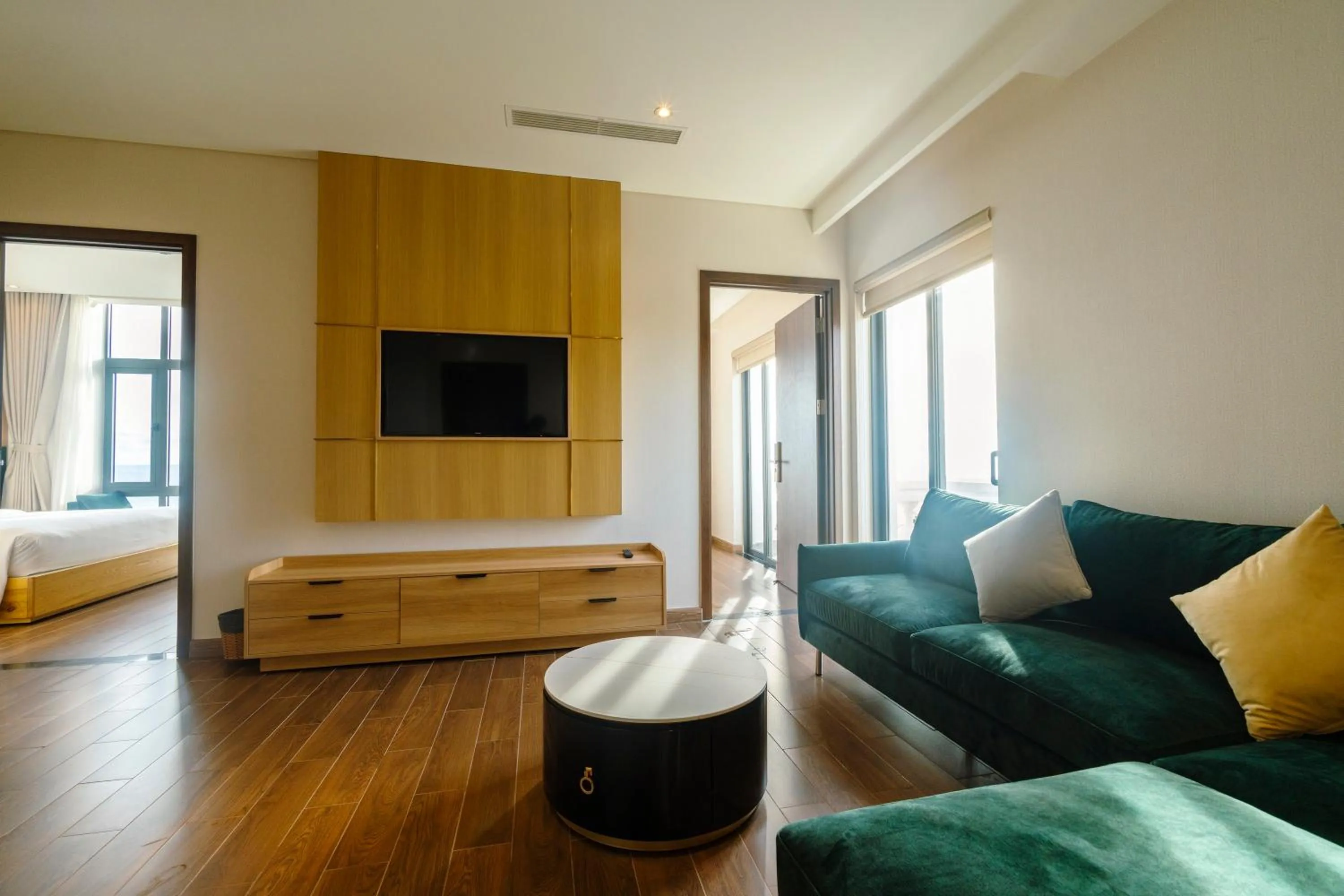 Living room, Bed in The Tahiti Beach Hotel