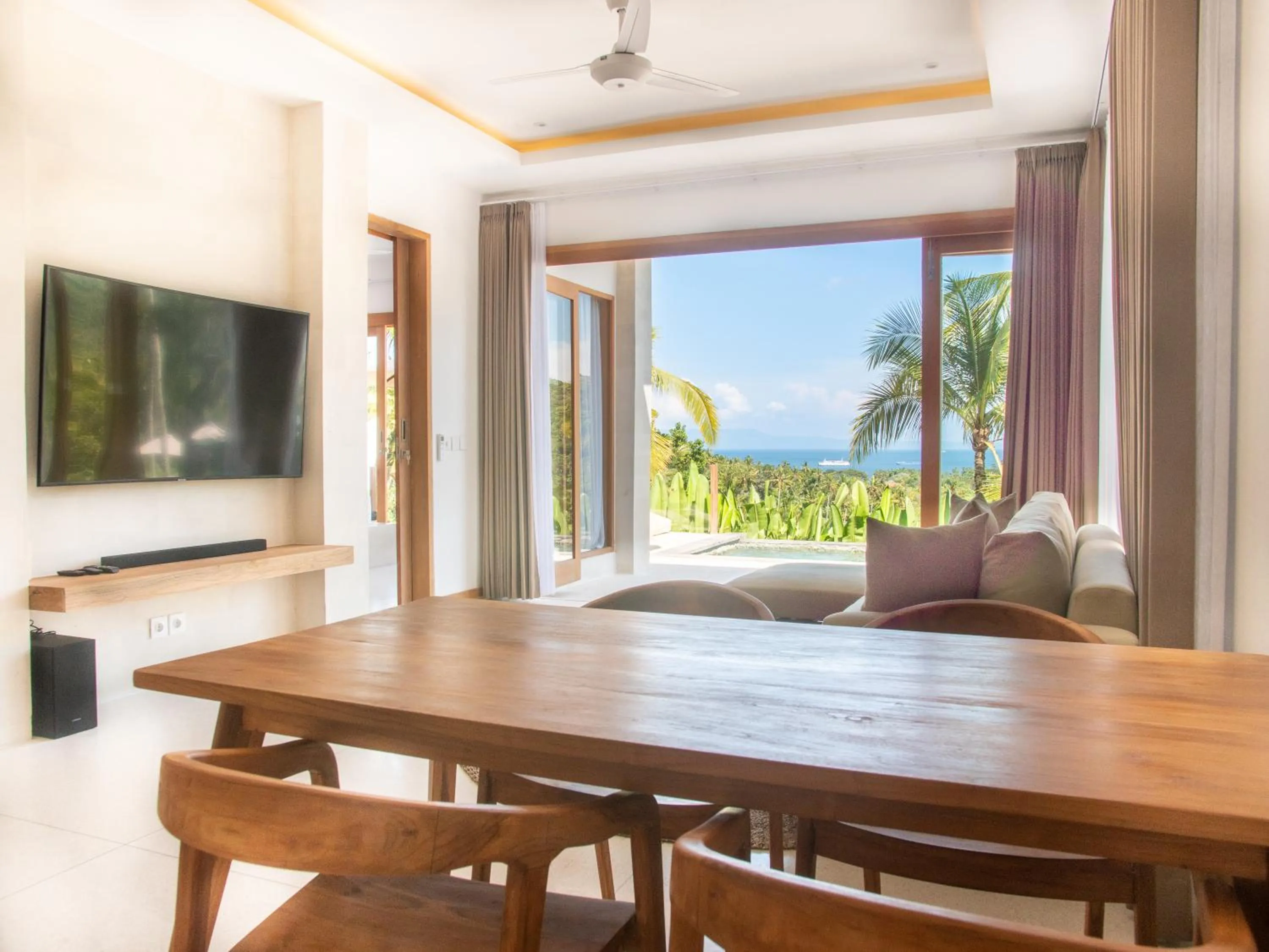 Dining area in Neano Escape