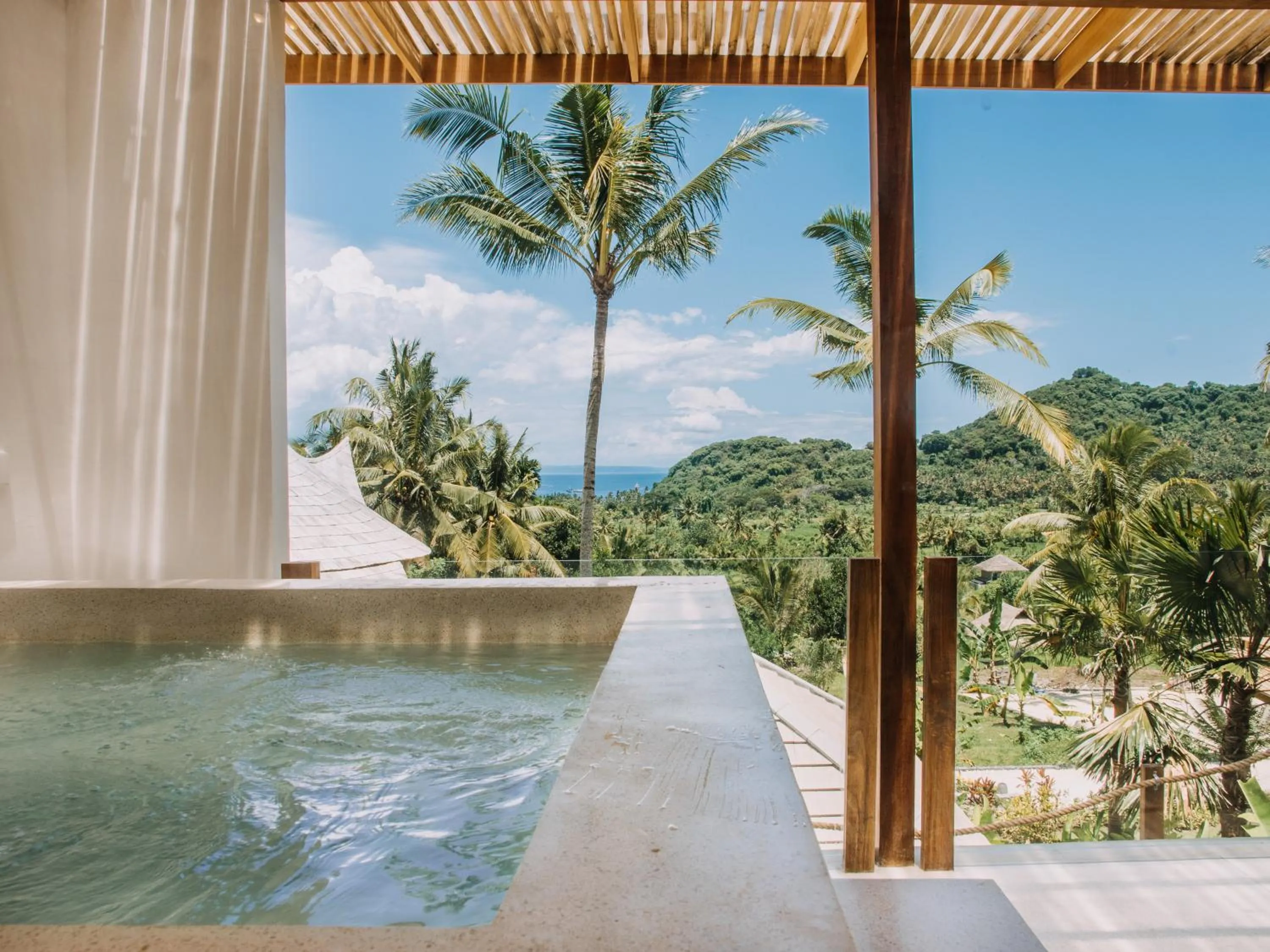 Hot Tub in Neano Escape