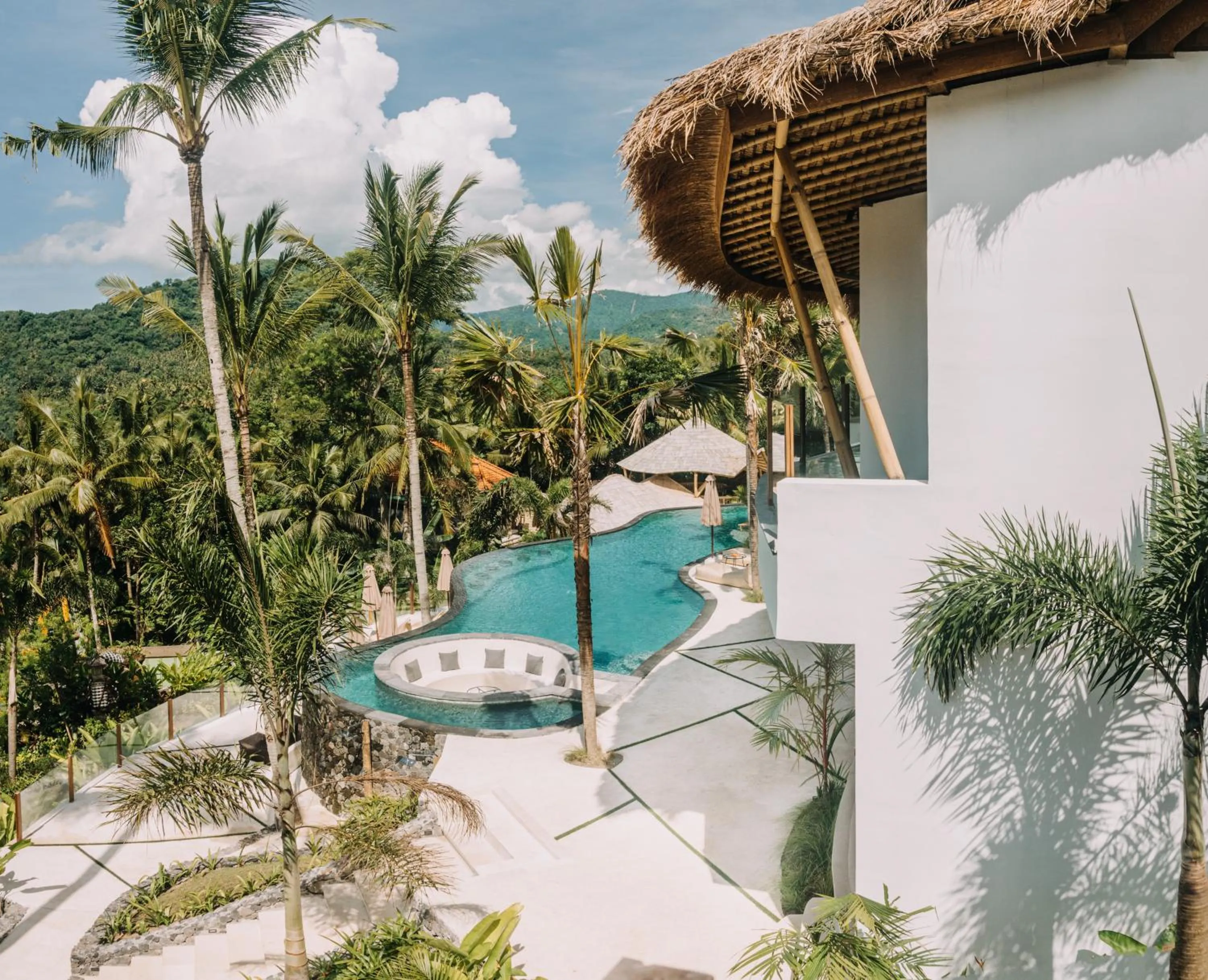 Pool view in Neano Escape