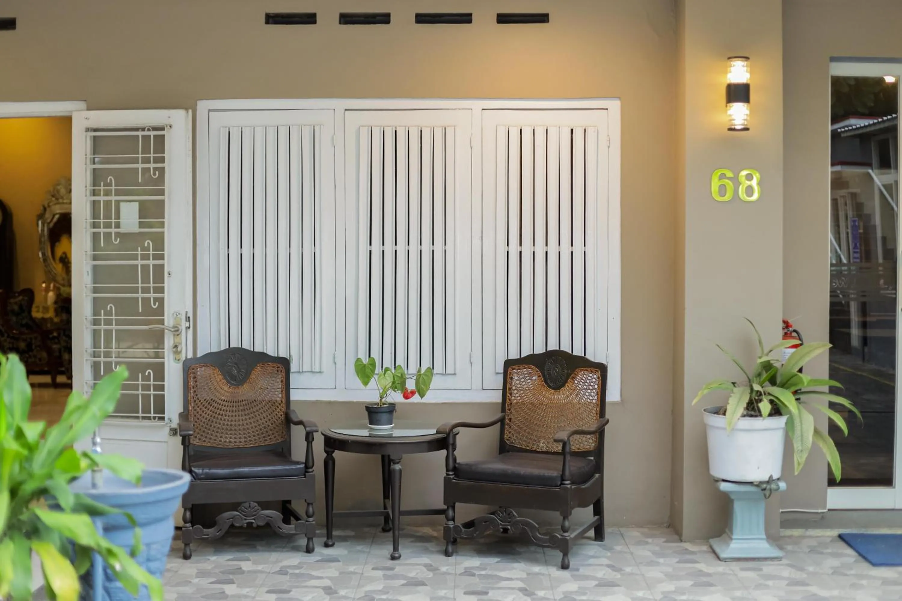 Seating area in RedDoorz Plus At Swun Stay Raya Langsep