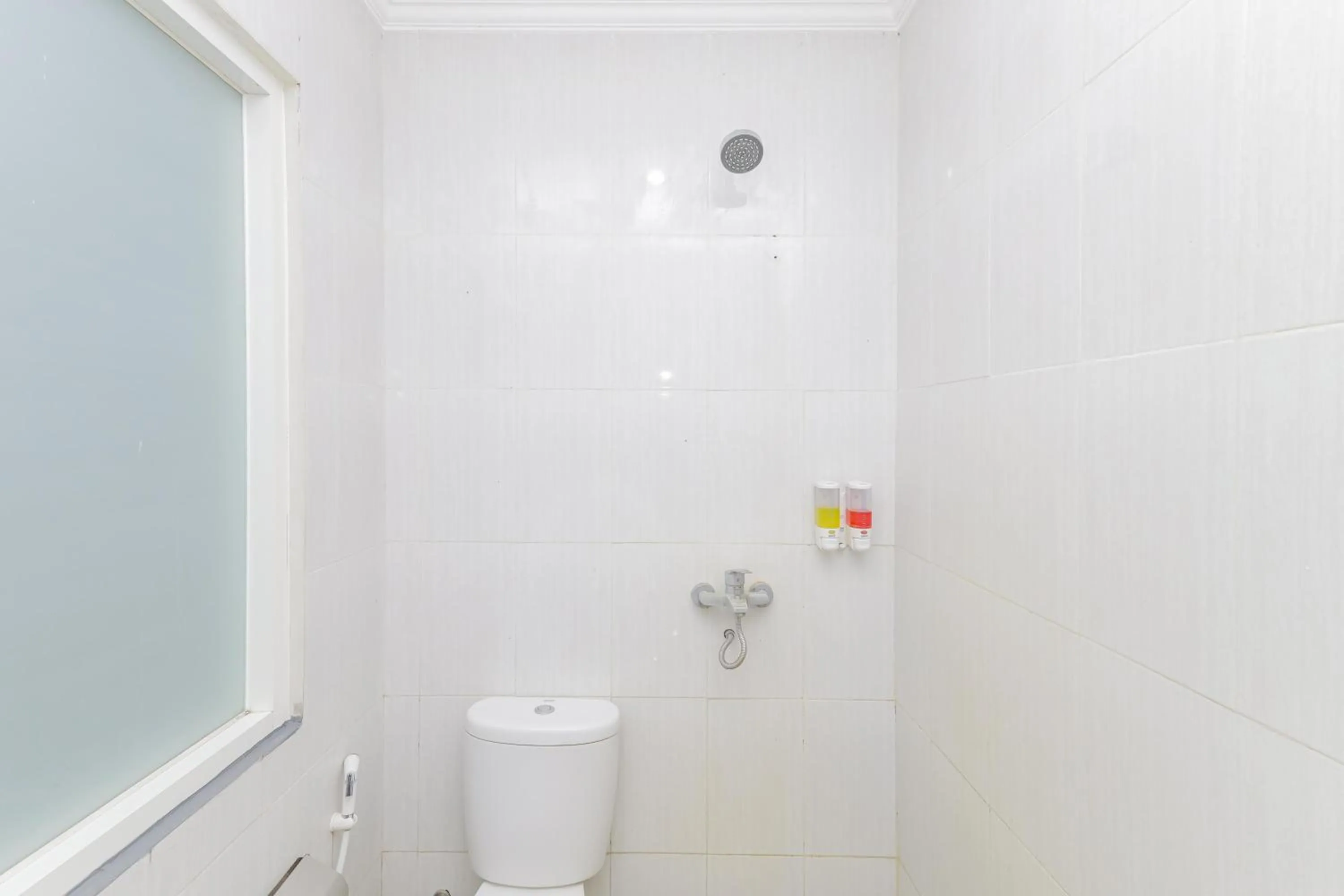 Bathroom in RedDoorz Plus At Swun Stay Raya Langsep