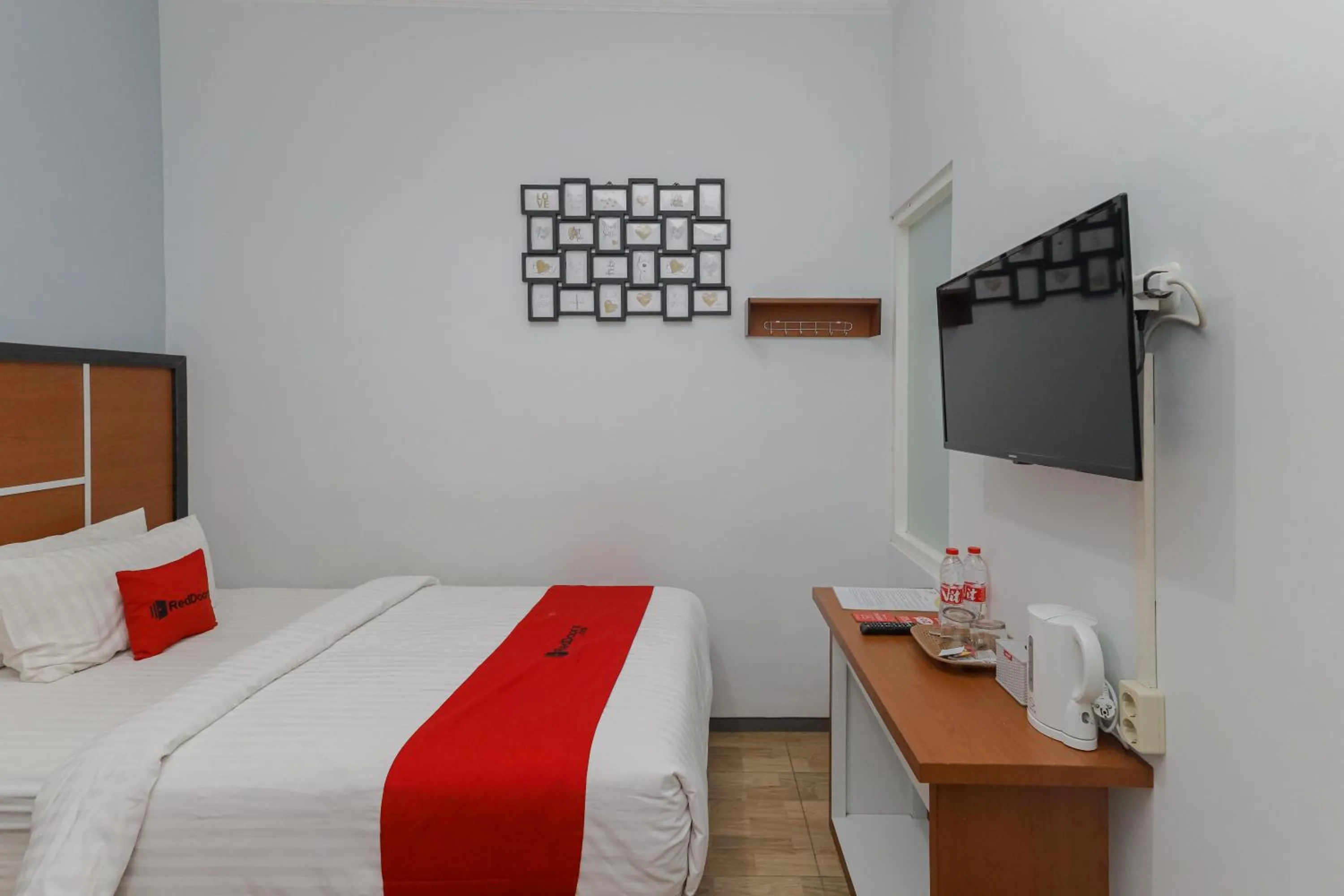 TV and multimedia, Bed in RedDoorz Plus At Swun Stay Raya Langsep