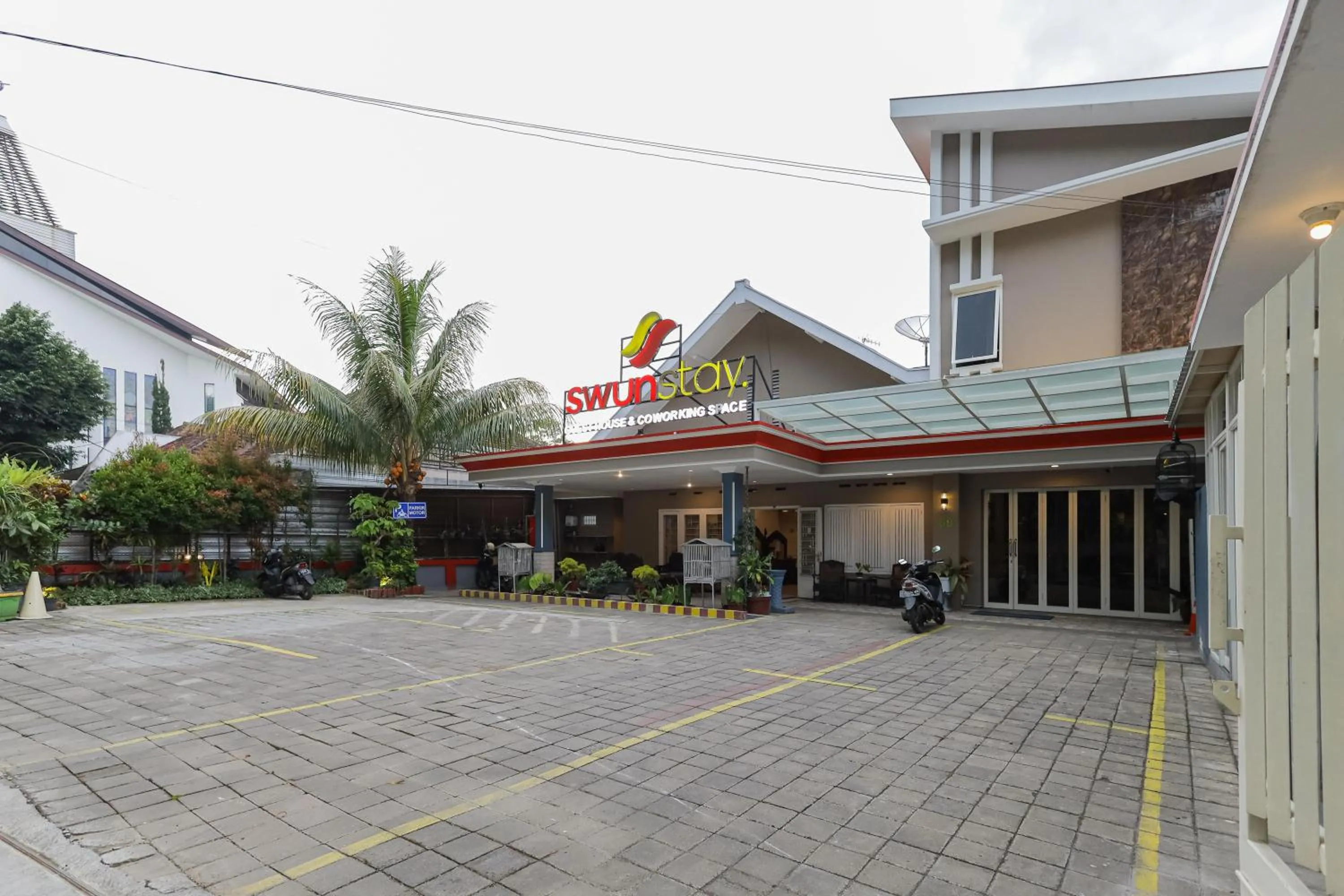 Property building in RedDoorz Plus At Swun Stay Raya Langsep