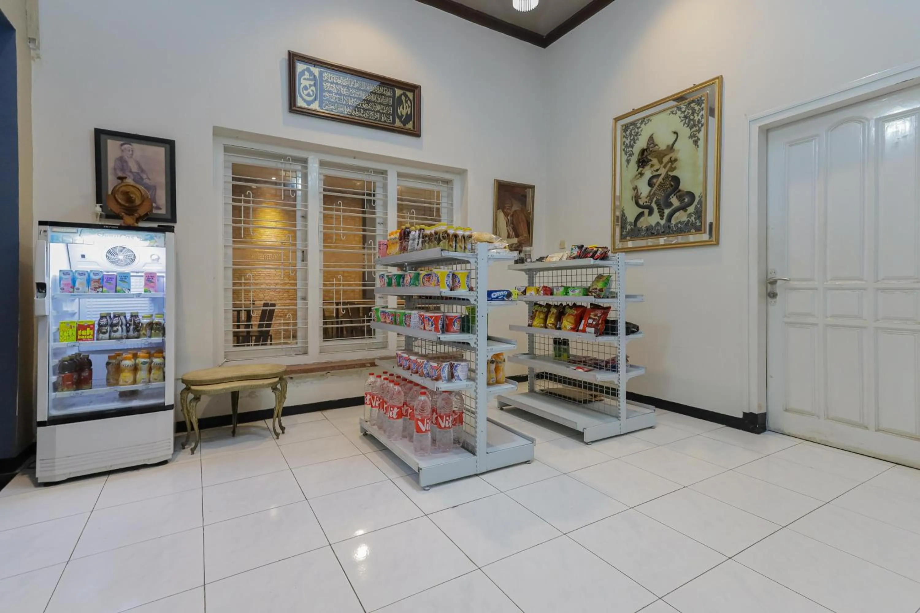 On-site shops in RedDoorz Plus At Swun Stay Raya Langsep