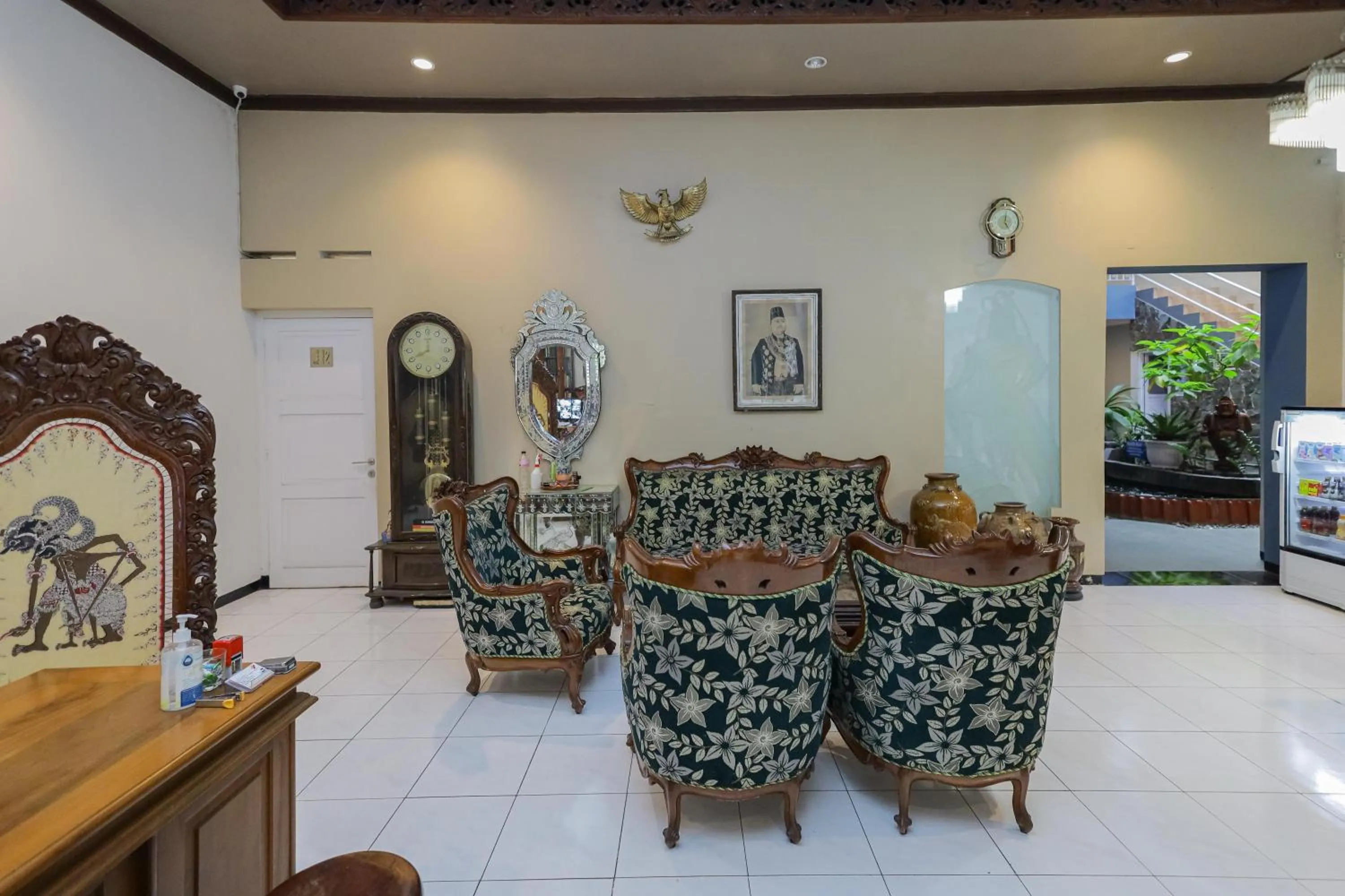 Seating area in RedDoorz Plus At Swun Stay Raya Langsep