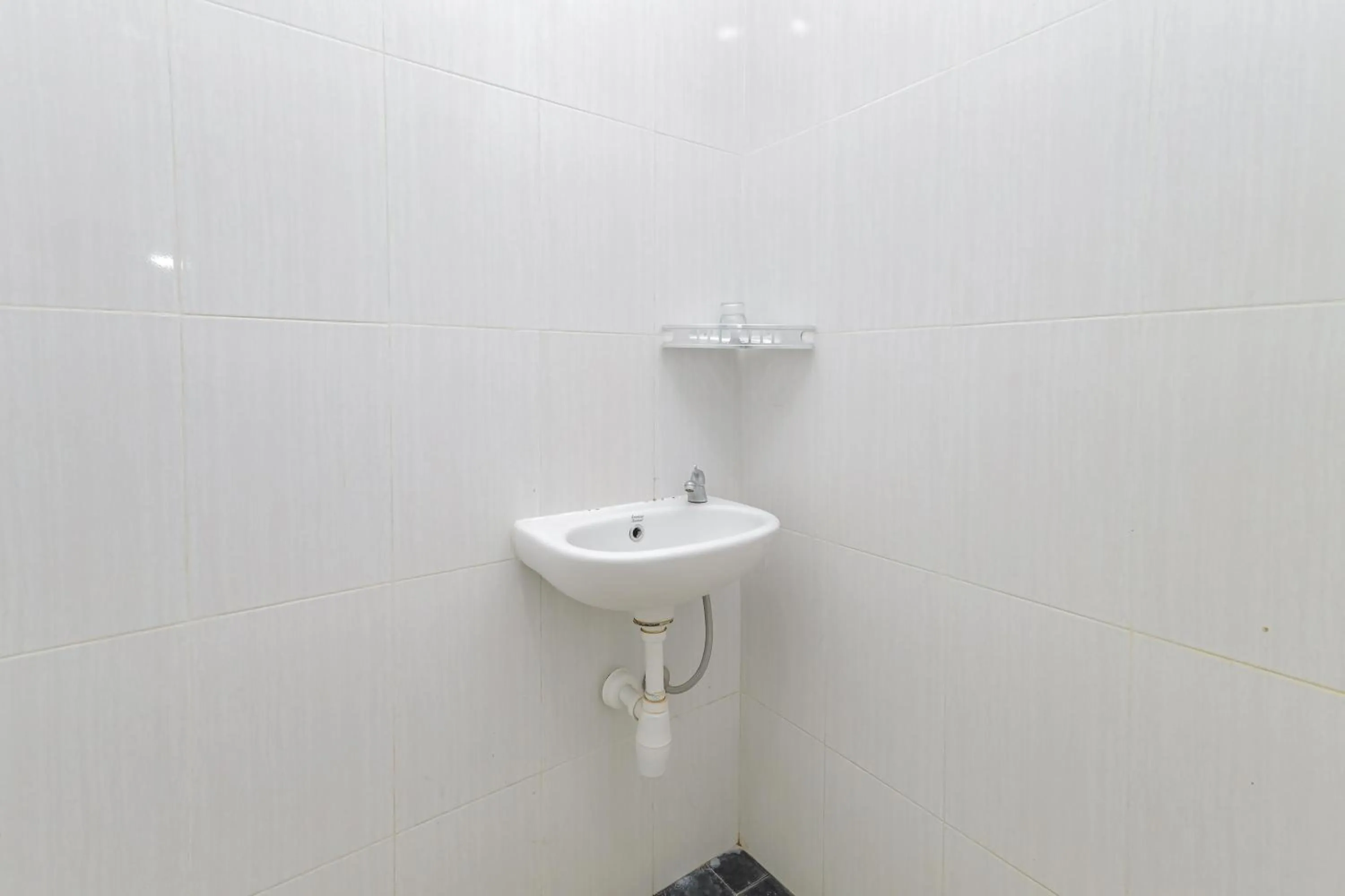 Bathroom in RedDoorz Plus At Swun Stay Raya Langsep