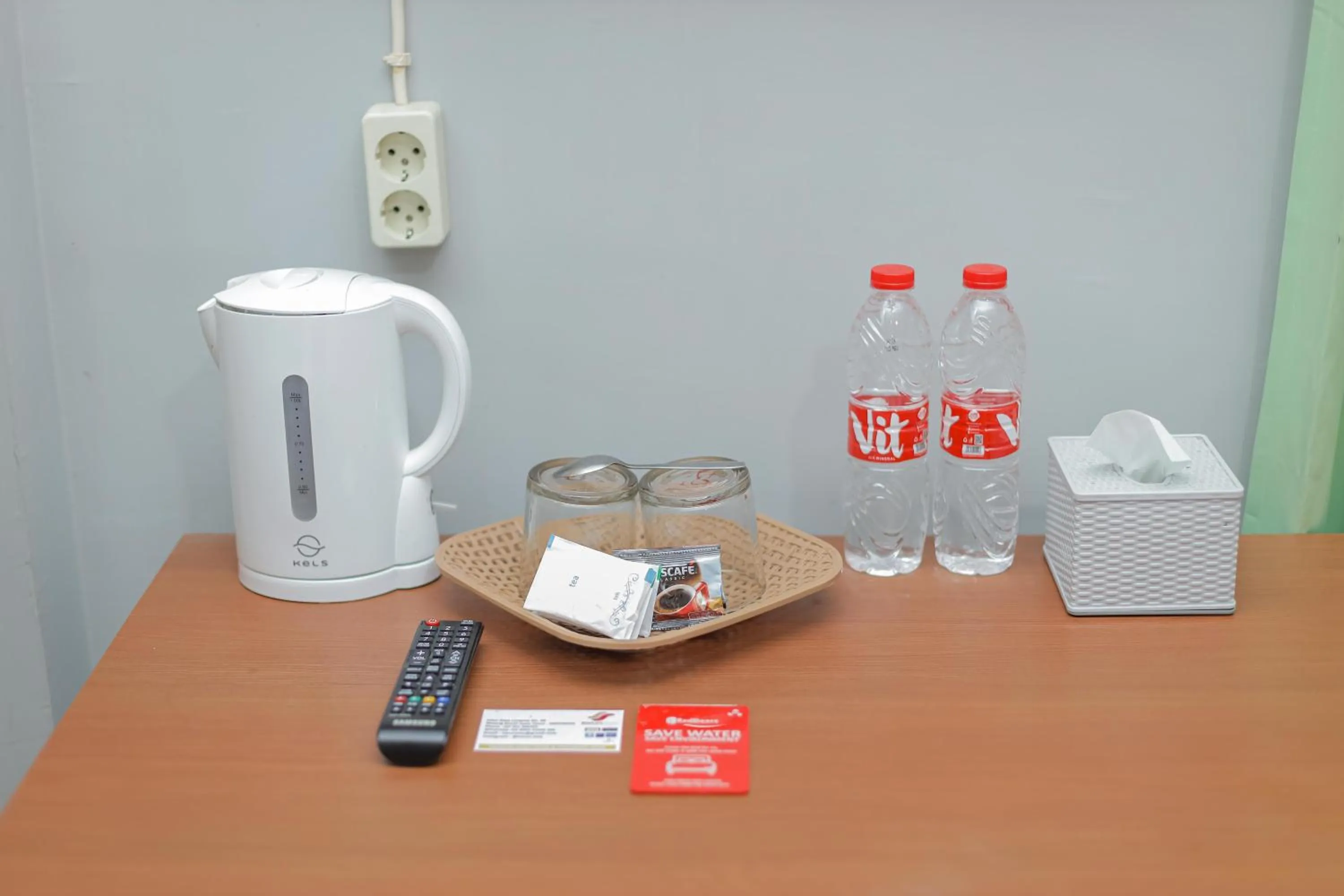 Coffee/tea facilities in RedDoorz Plus At Swun Stay Raya Langsep