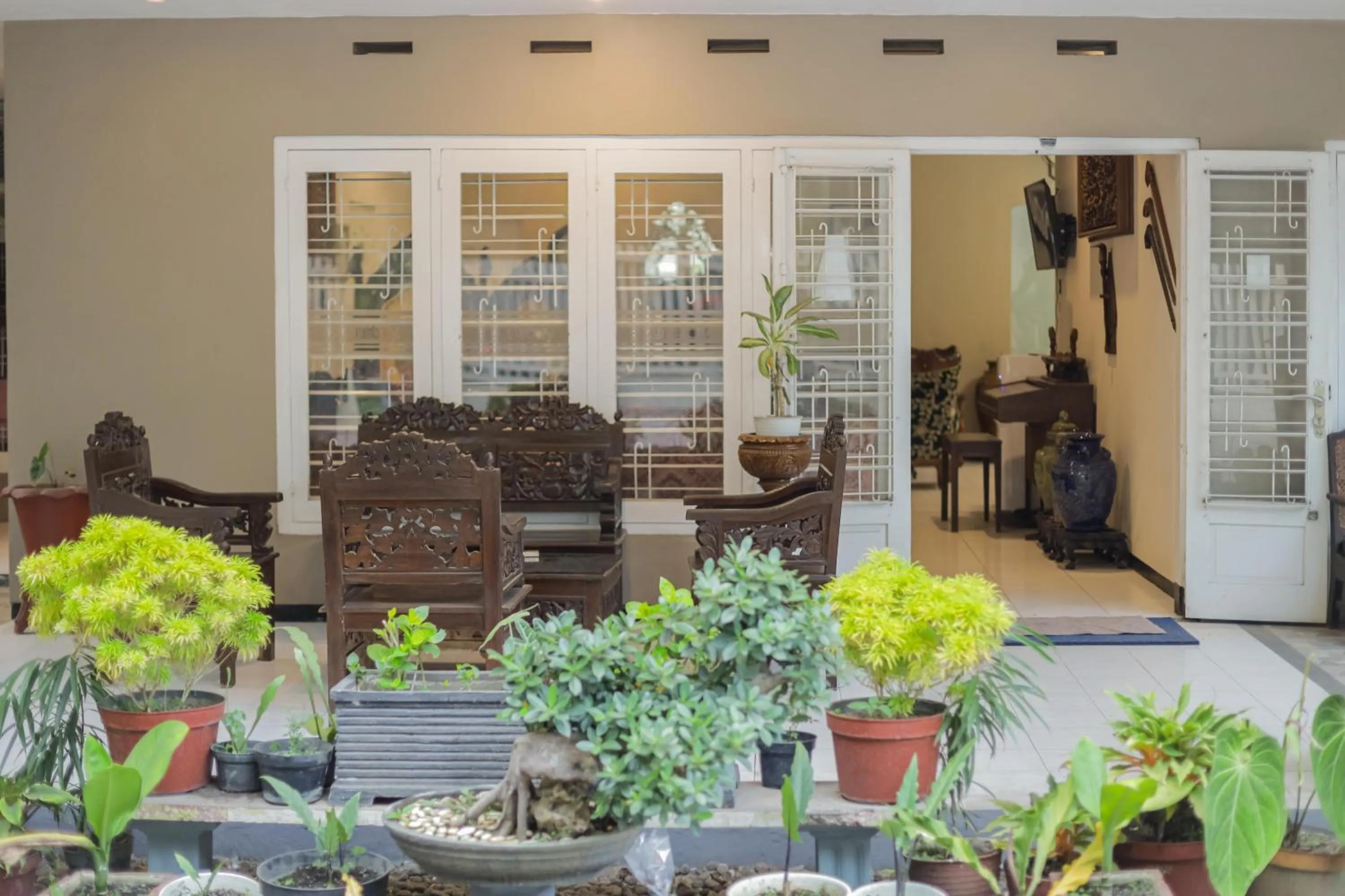 Seating area in RedDoorz Plus At Swun Stay Raya Langsep