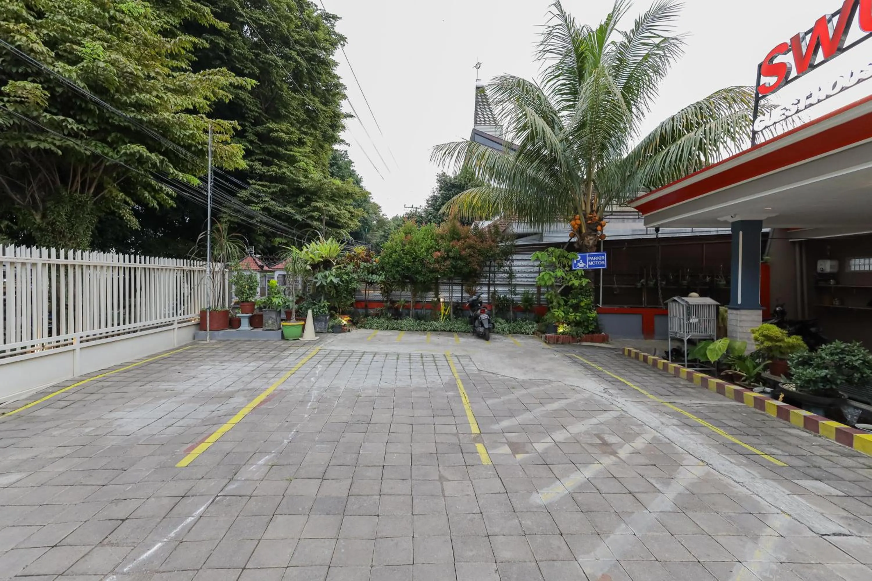 Parking in RedDoorz Plus At Swun Stay Raya Langsep