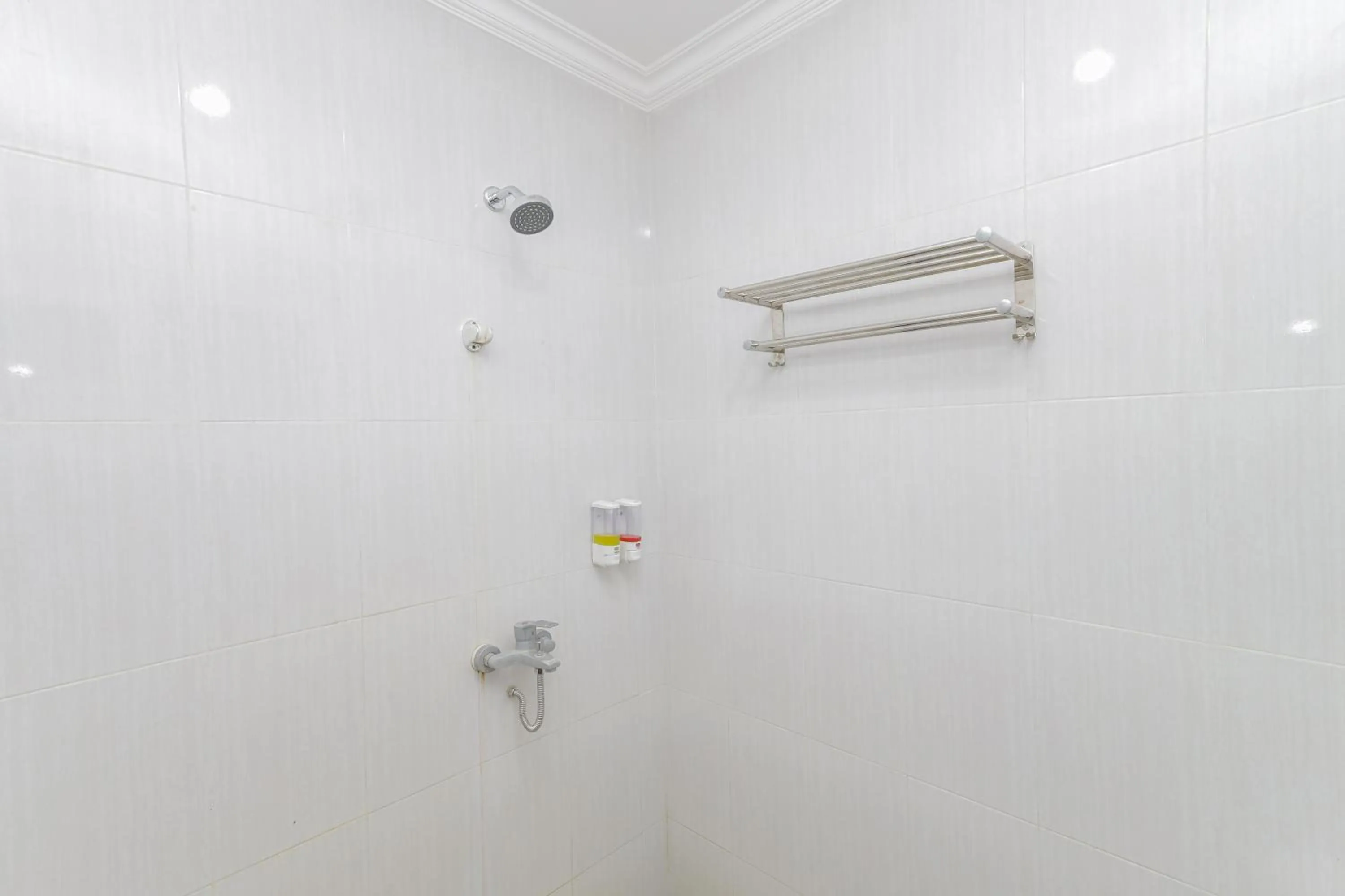 Bathroom in RedDoorz Plus At Swun Stay Raya Langsep