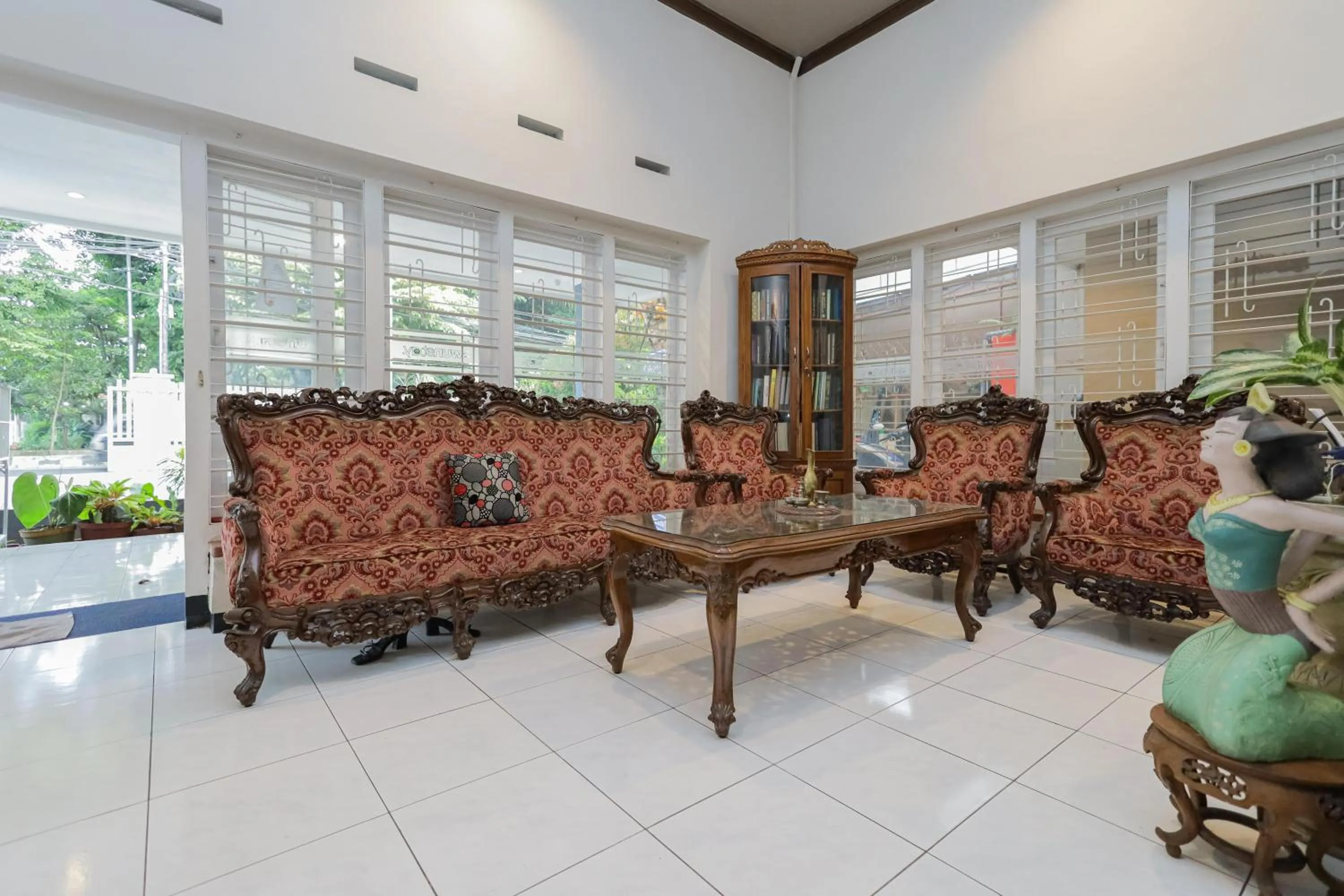 Seating area in RedDoorz Plus At Swun Stay Raya Langsep