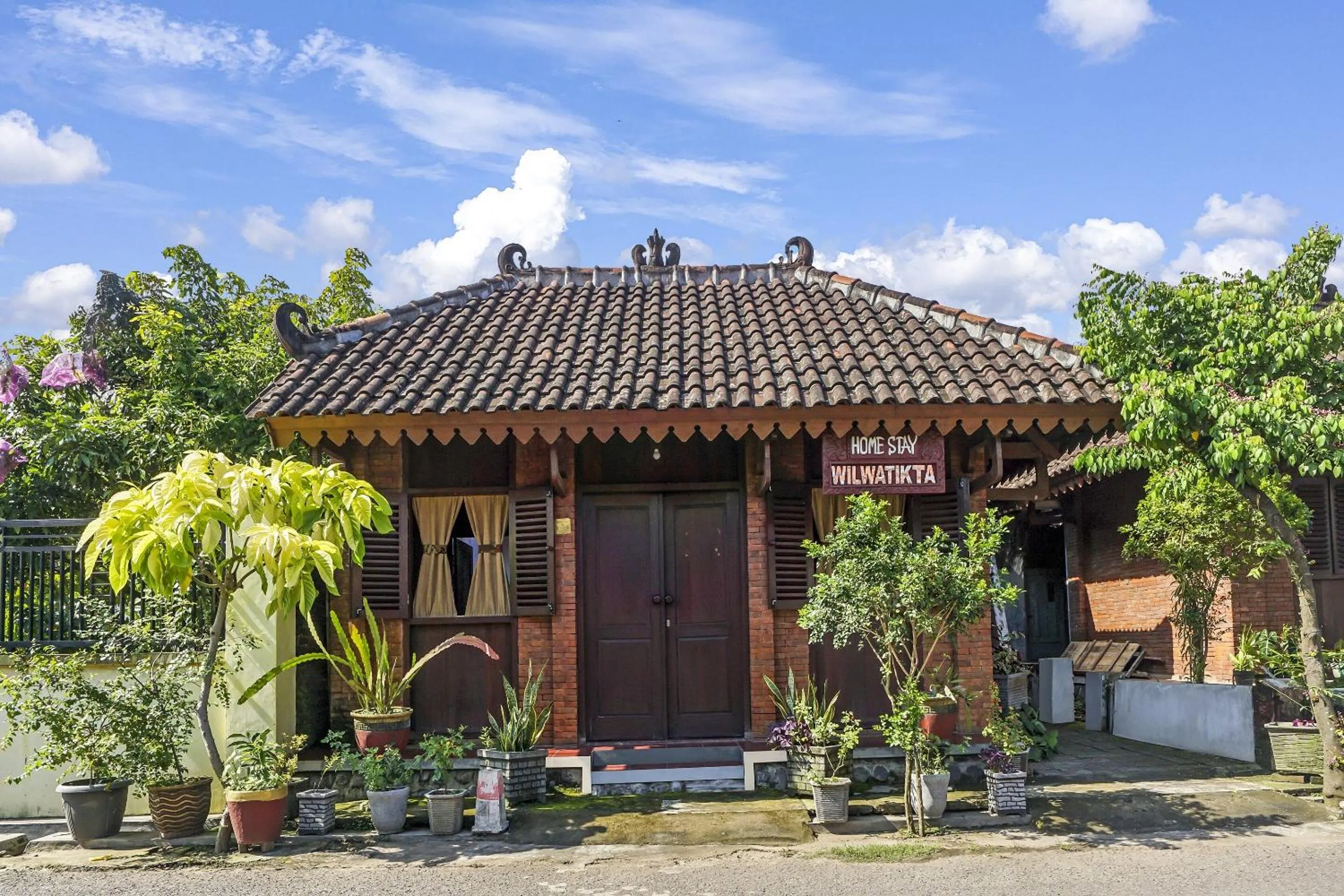Facade/entrance in Hotel O Desa Wisata Kampung Majapahit