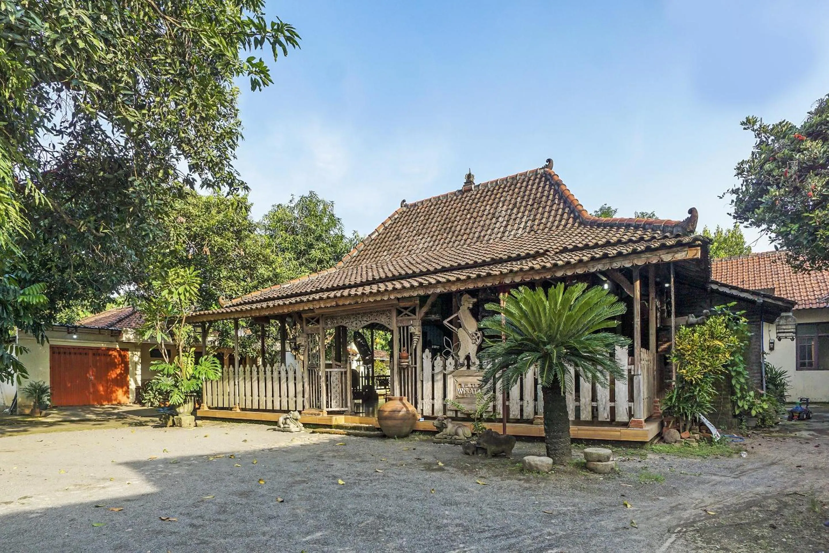Facade/entrance in Hotel O Desa Wisata Kampung Majapahit