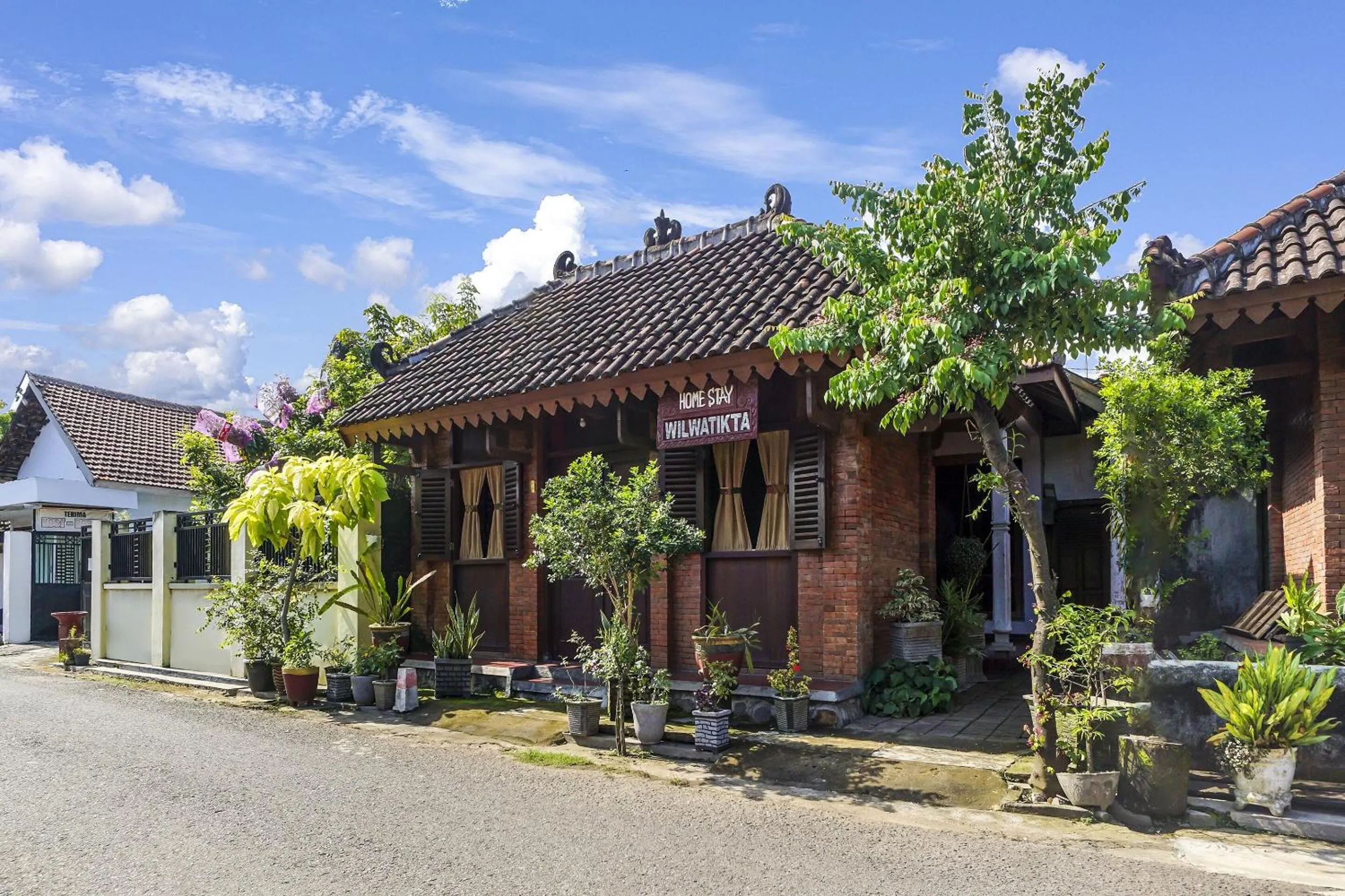 Facade/entrance in Hotel O Desa Wisata Kampung Majapahit