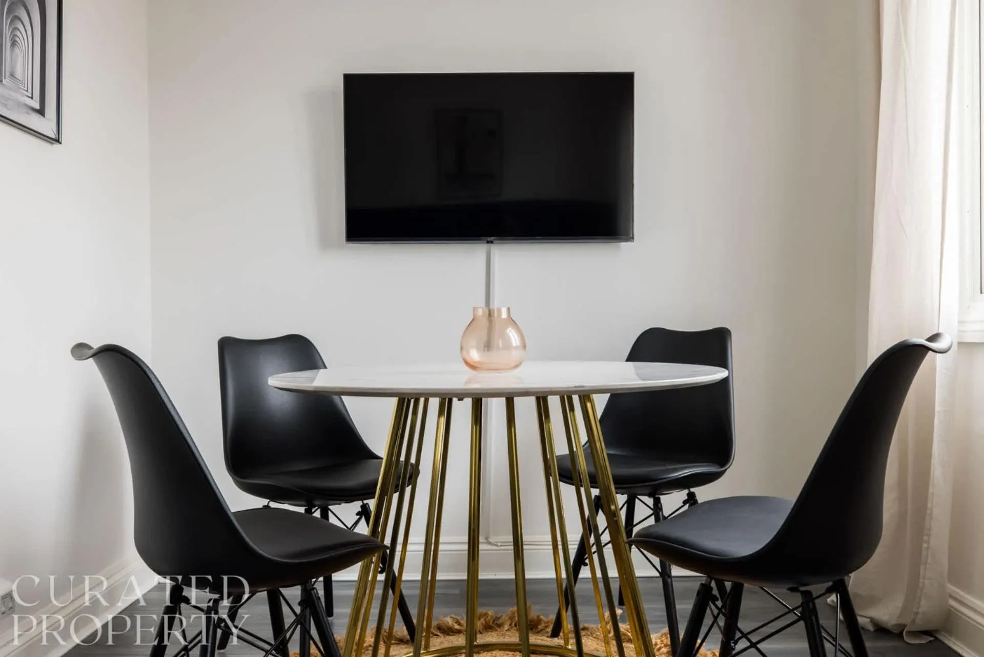 Contemporary 2 Bedroom Apartment in Shepherd's Bush