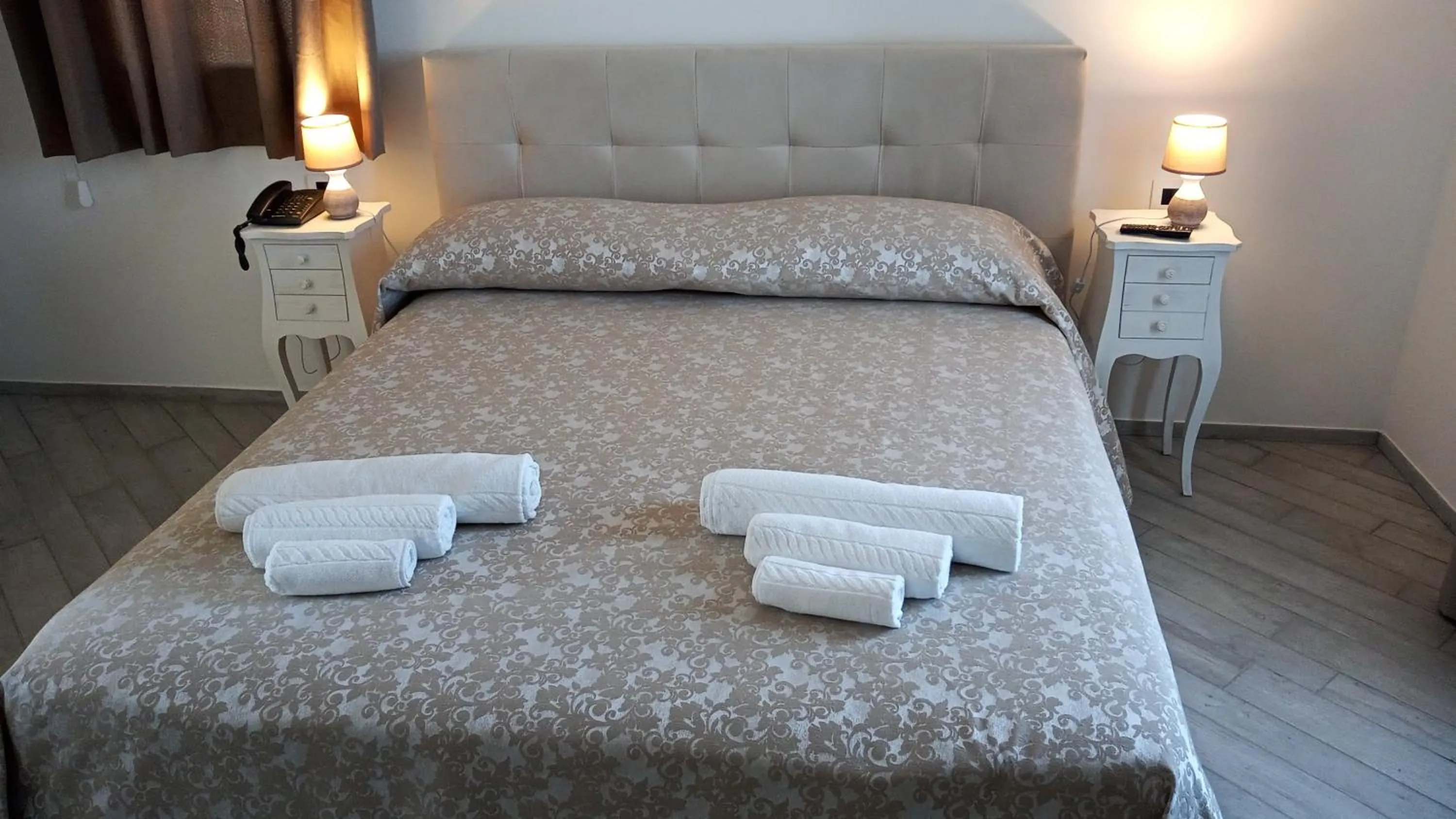 Bedroom, Bed in Minissale Farmhouse