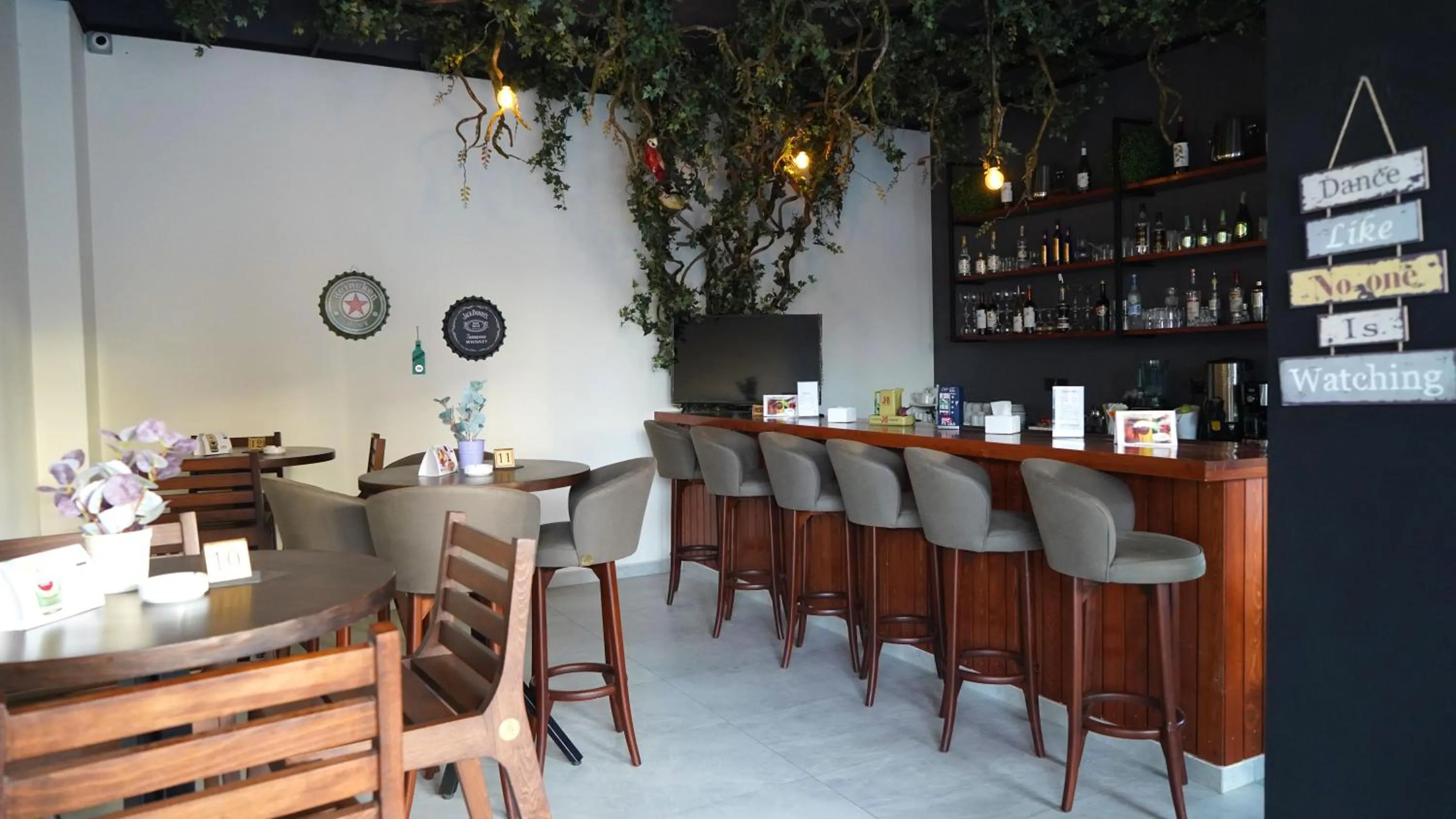 Restaurant/places to eat in Aitch Boutique Hotel - an LIH Hotel