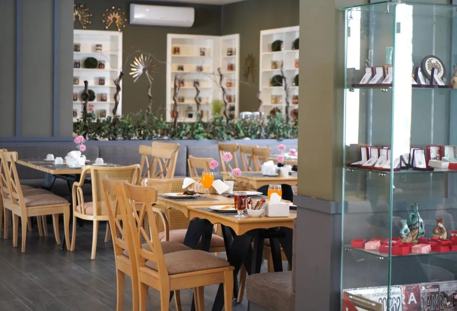 Restaurant/places to eat in Aitch Boutique Hotel - an LIH Hotel