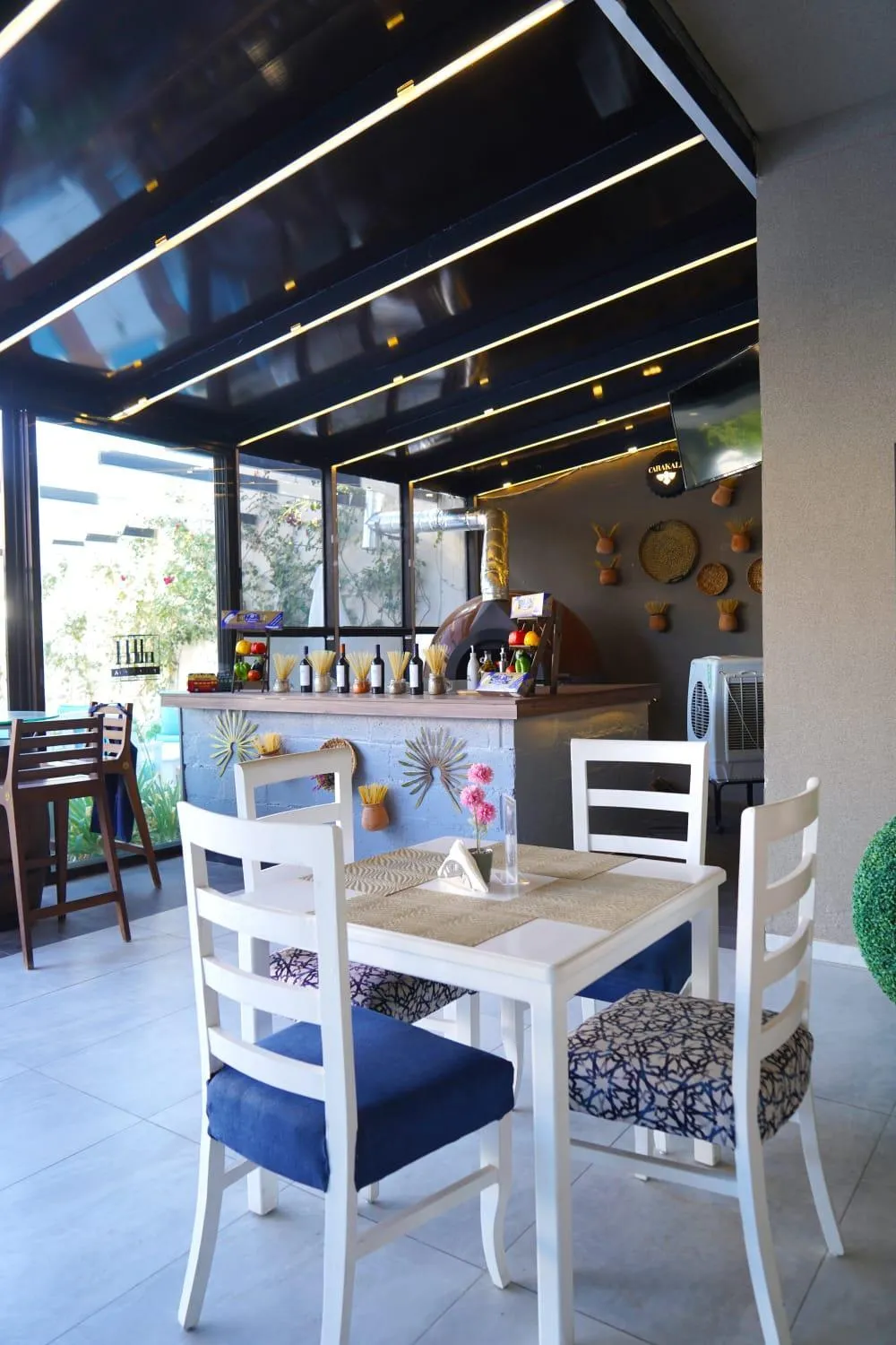 Restaurant/places to eat in Aitch Boutique Hotel - an LIH Hotel