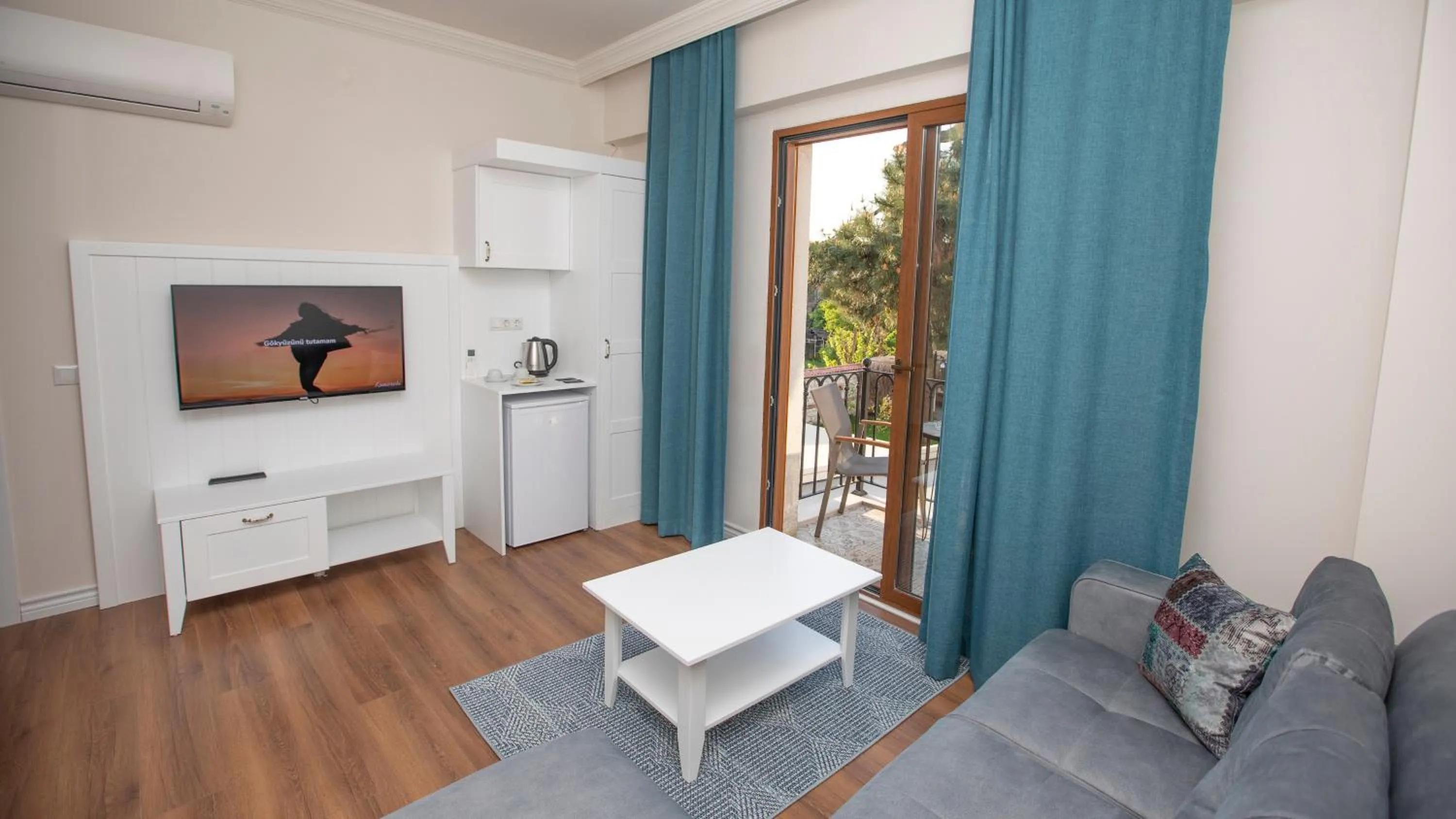 Communal lounge/ TV room in Balturk Garden Sapanca Hotel