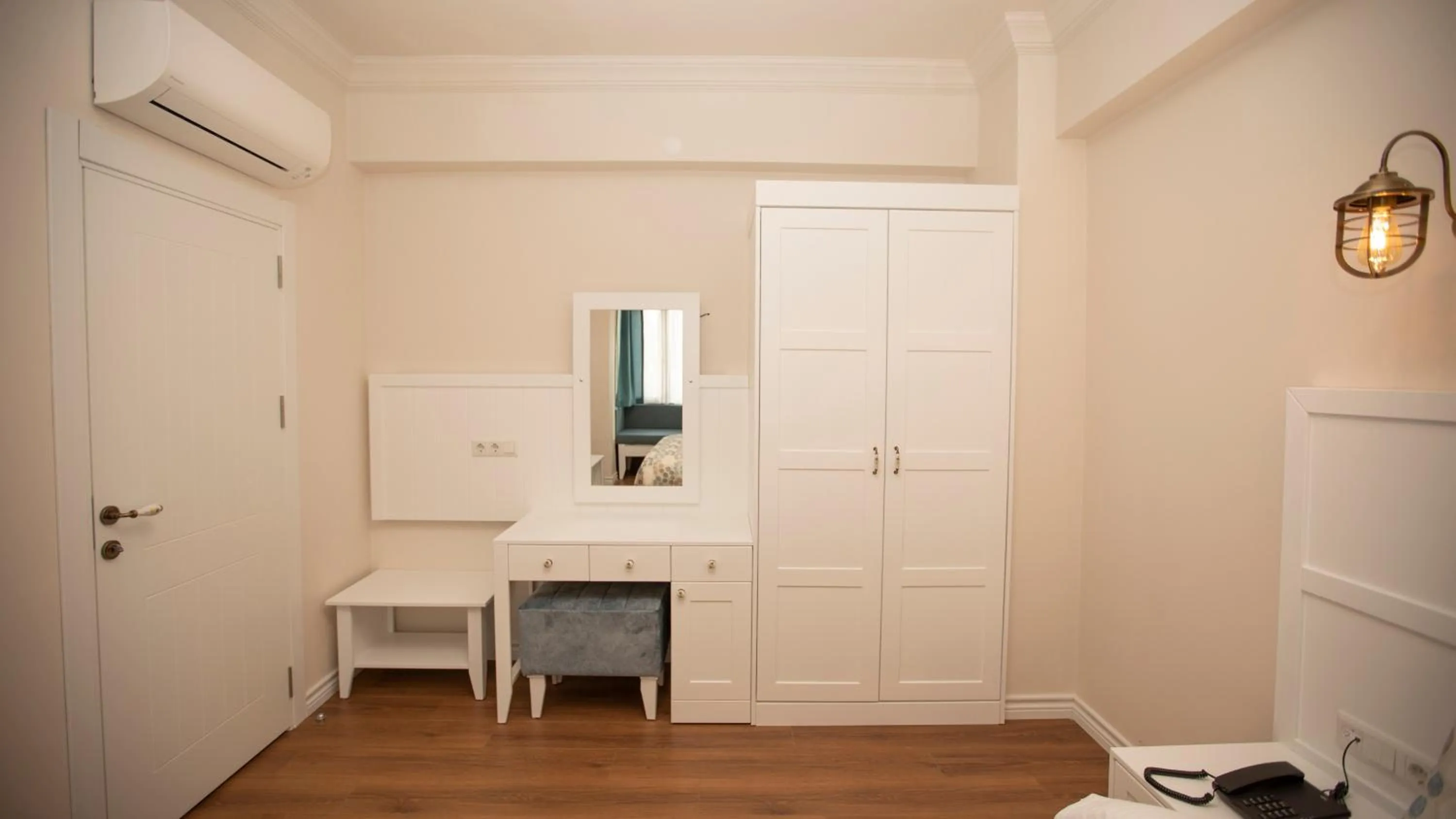 wardrobe in Balturk Garden Sapanca Hotel