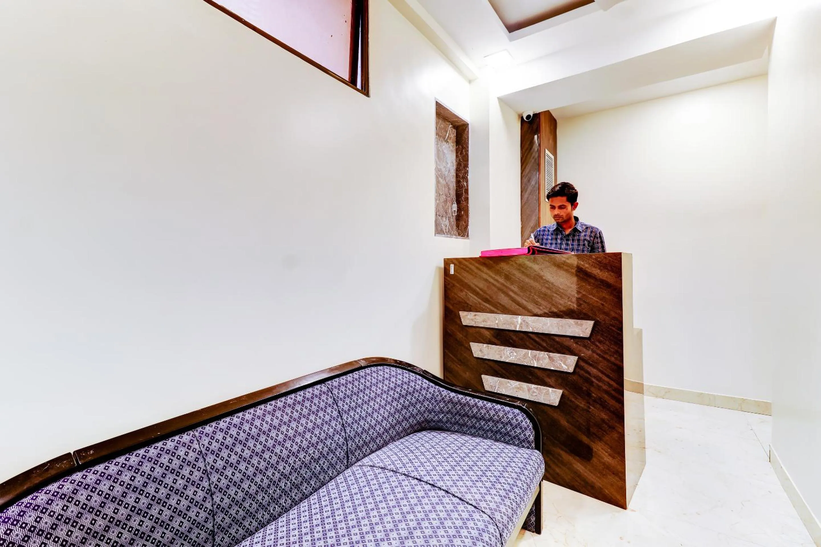 Lobby or reception in Hotel Prime Inn, Andheri West - Near Mumbai International Airport