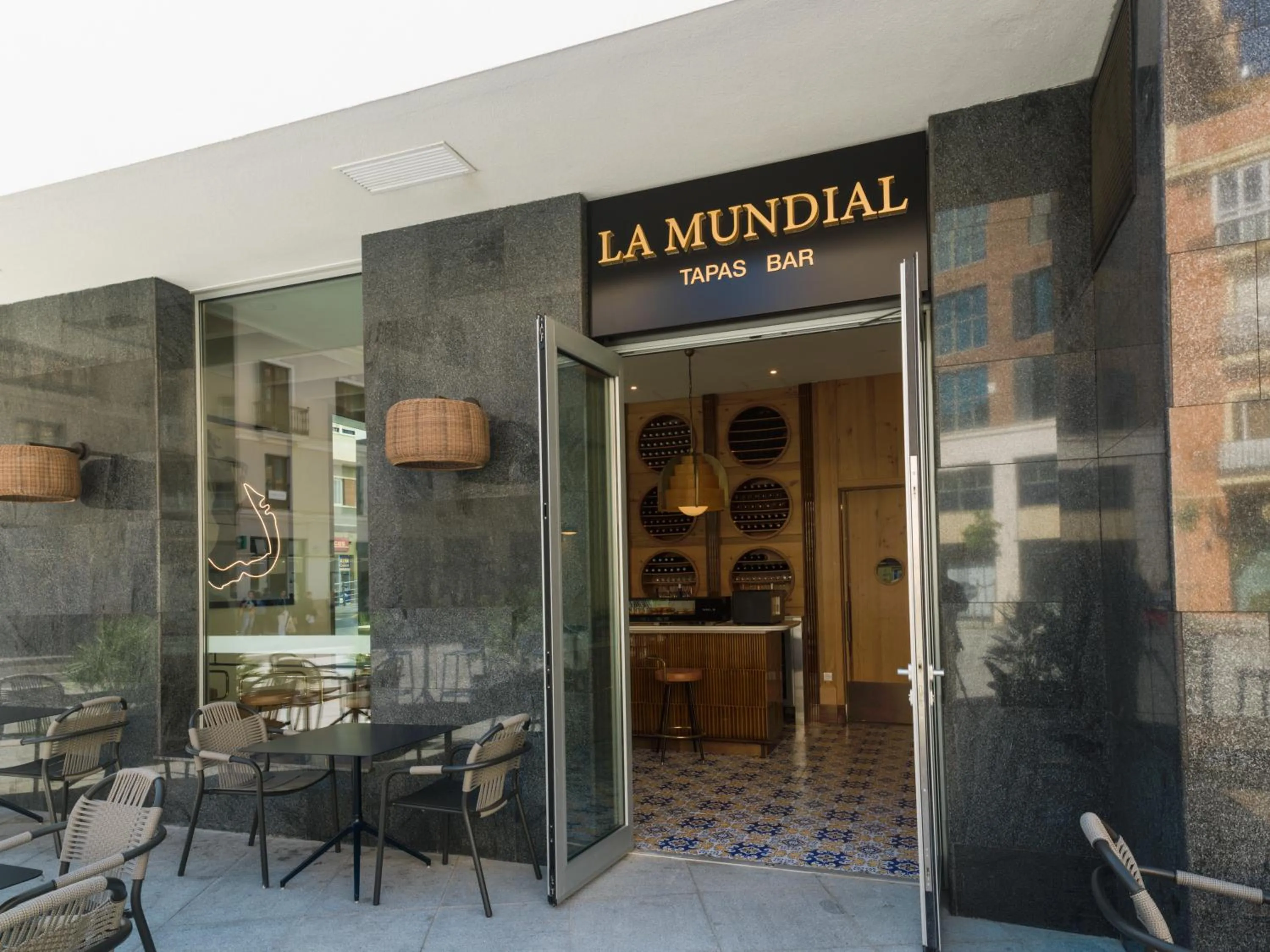 Lounge or bar in H10 Croma Málaga