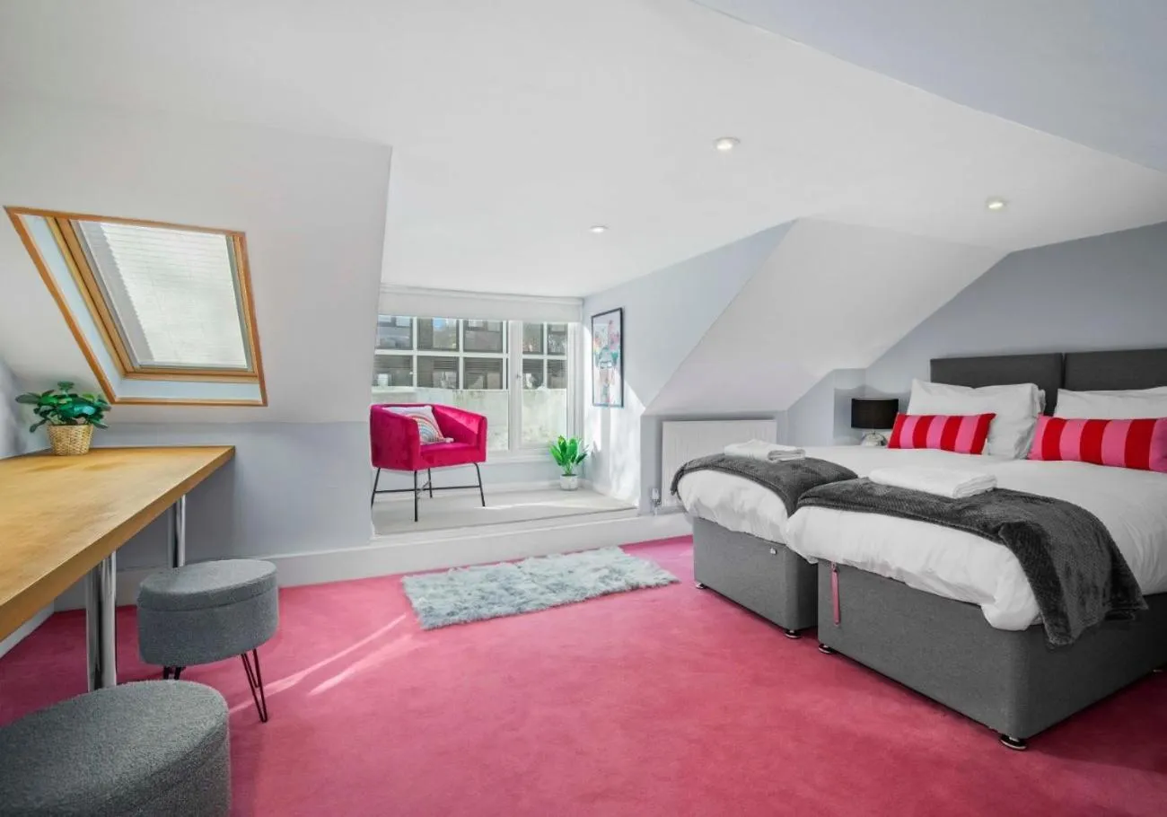 Other, Bed in The Townhouse By My Getaways Free Parking