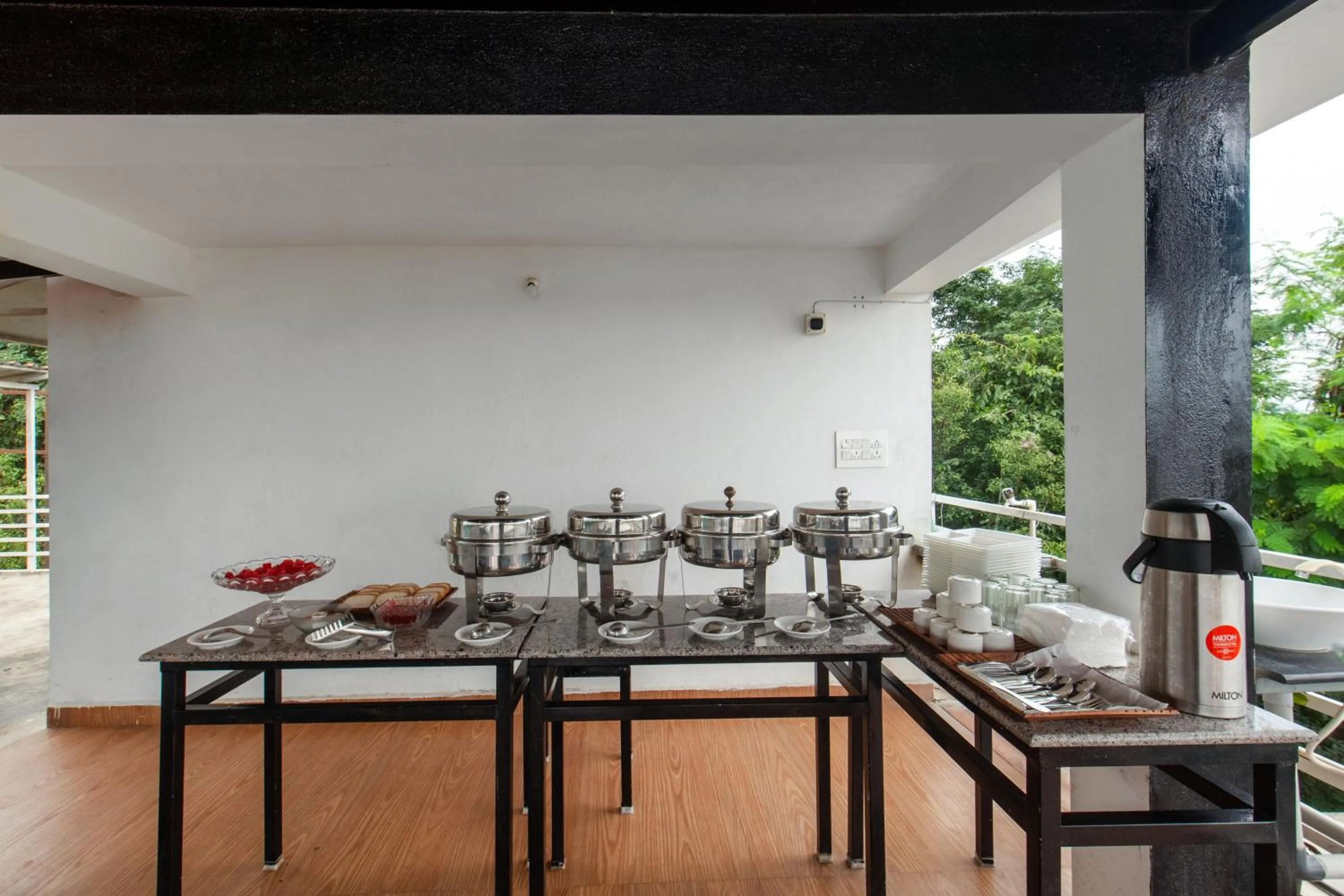 Restaurant/places to eat in Treebo Sans Sarav Kushalnagar