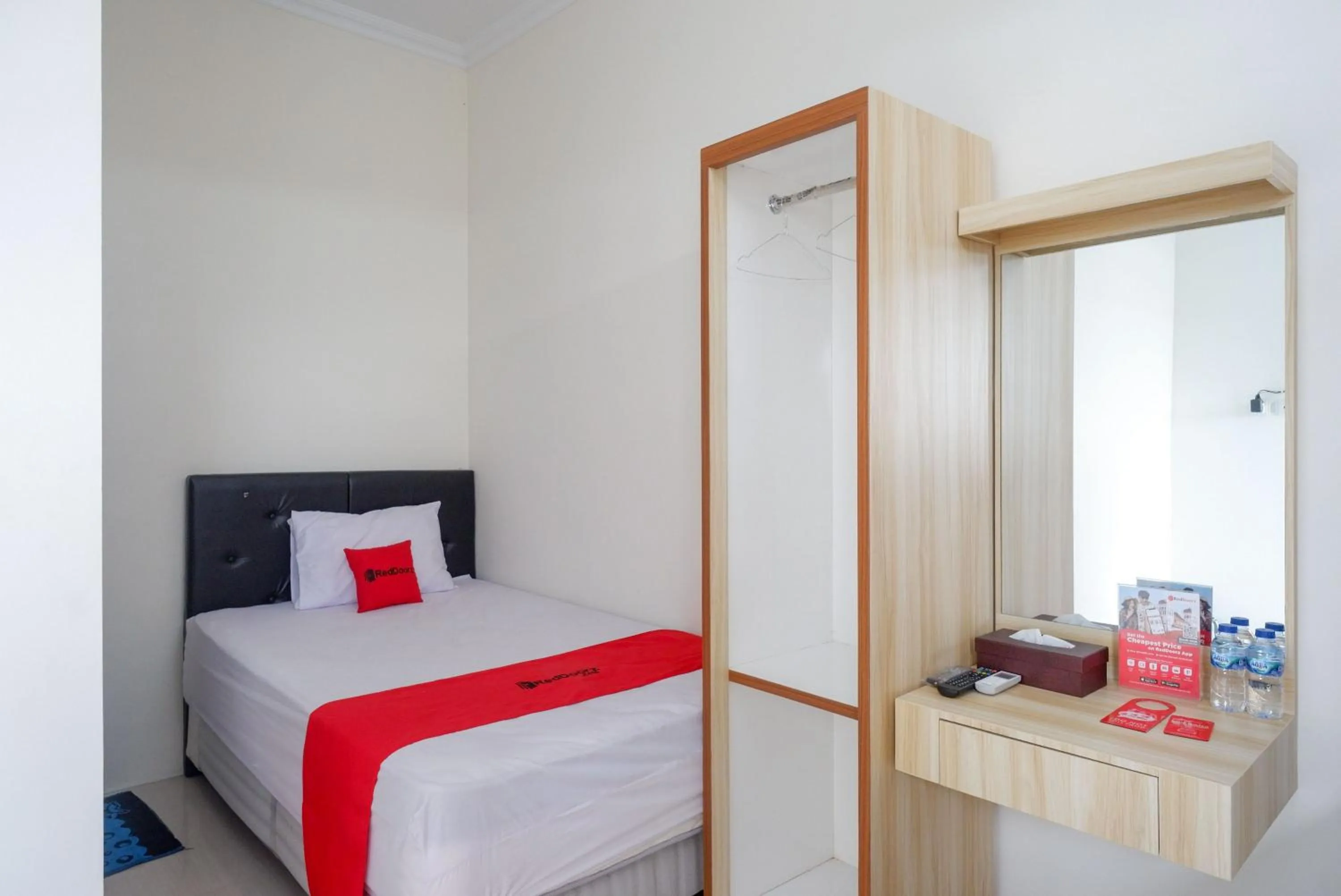 Bedroom, Bed in RedDoorz Syariah near RS Hermina Yogyakarta