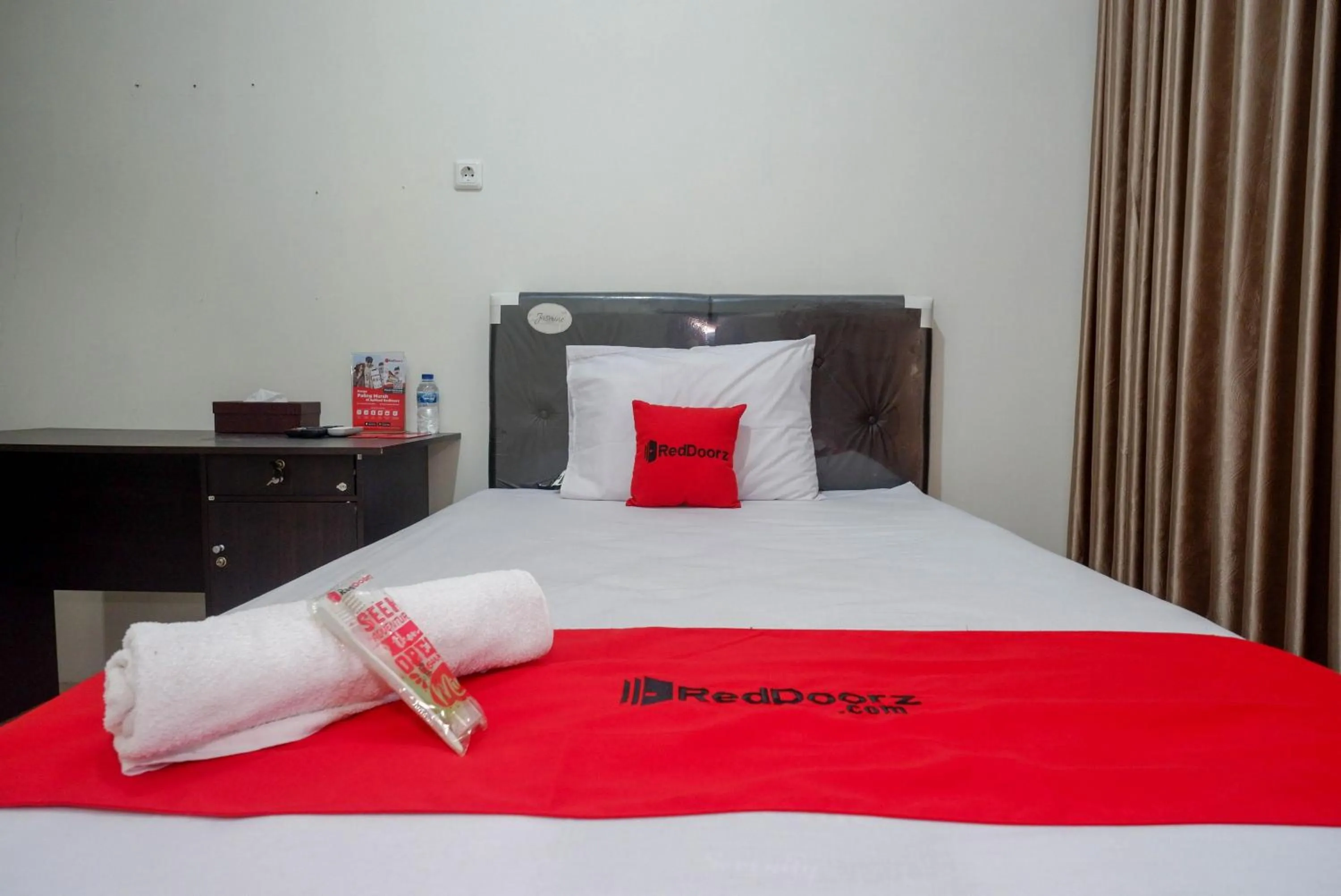 Bedroom, Bed in RedDoorz Syariah near RS Hermina Yogyakarta