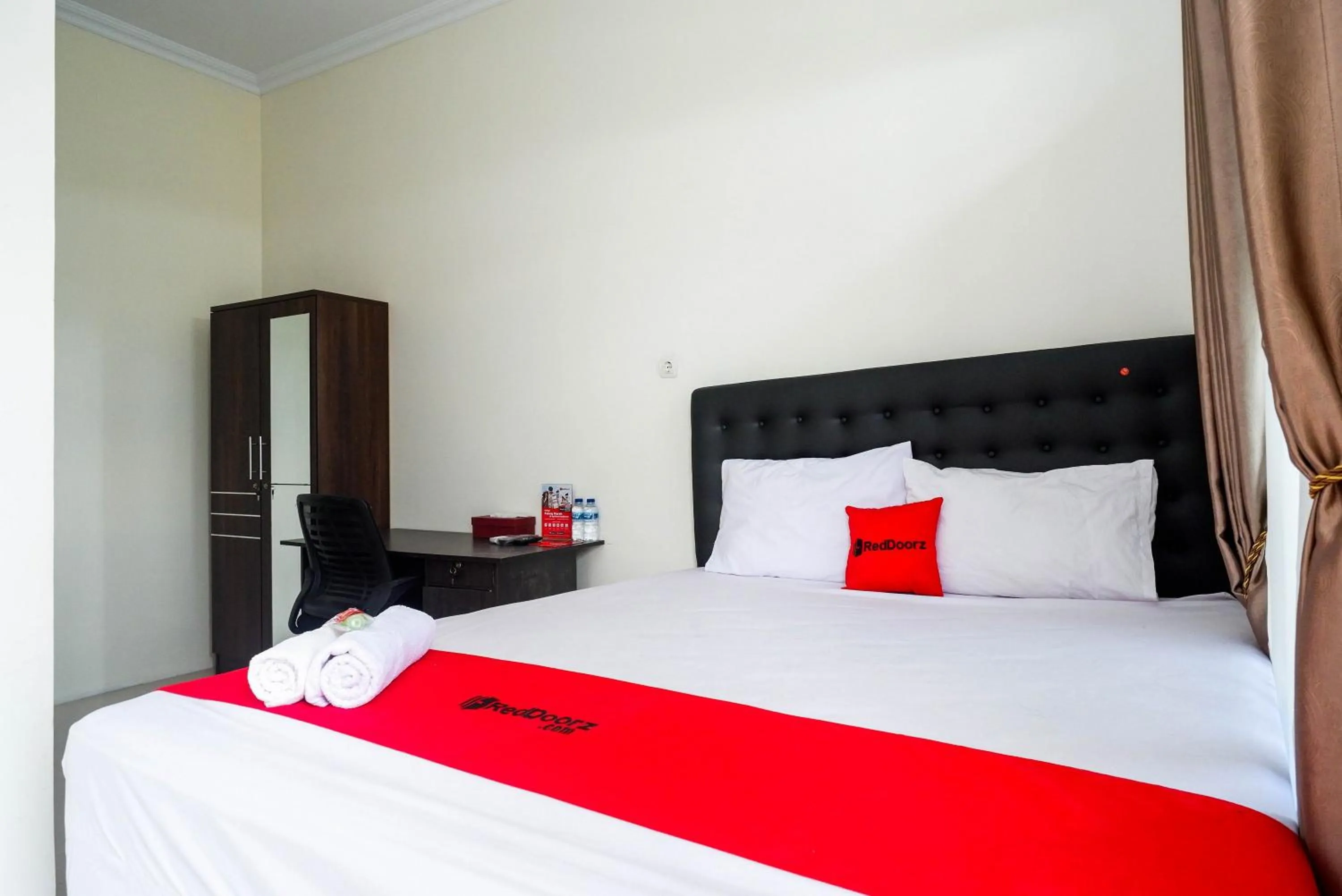Bedroom, Bed in RedDoorz Syariah near RS Hermina Yogyakarta