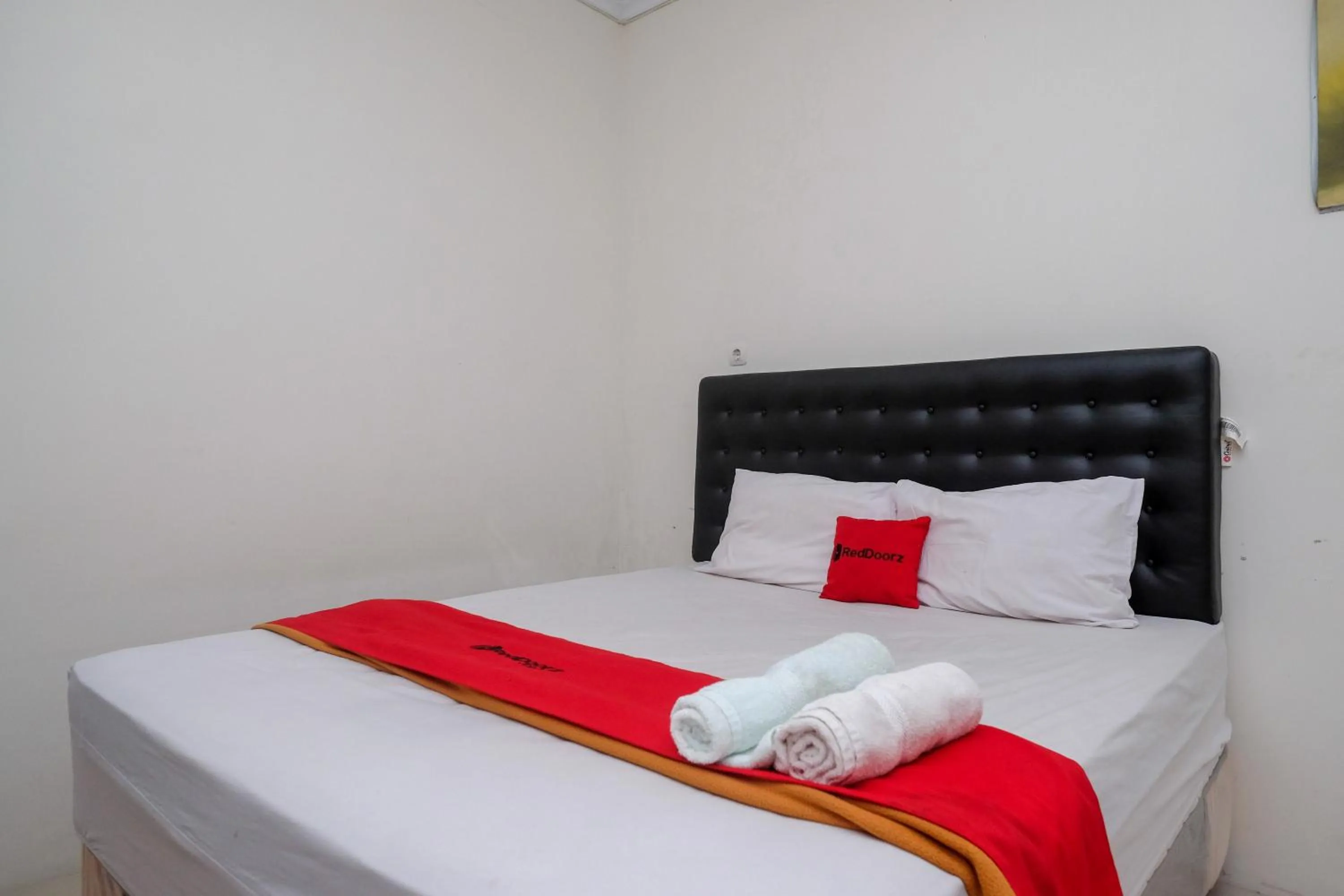 Bedroom, Bed in RedDoorz Syariah near RS Hermina Yogyakarta