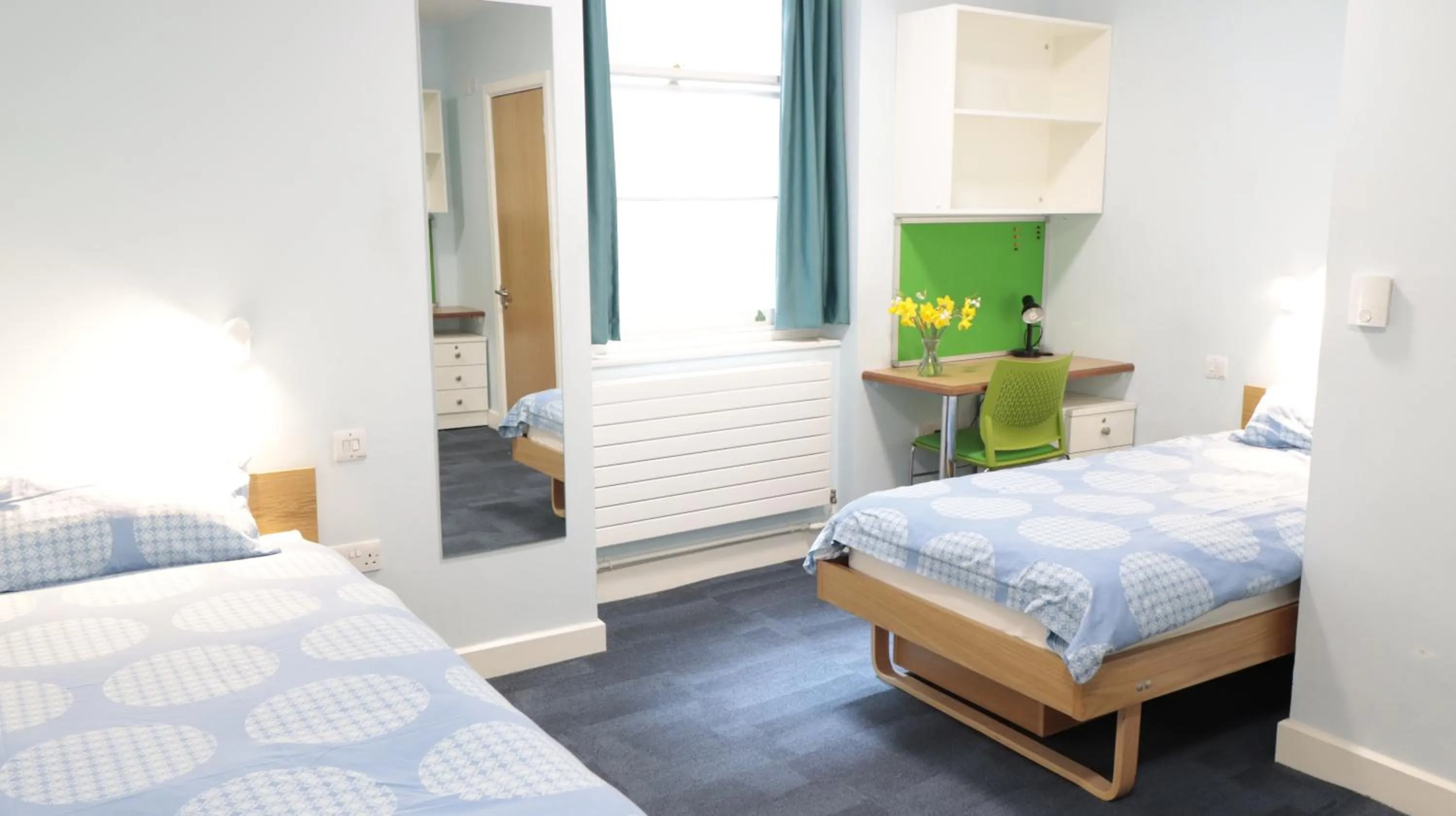 Photo of the whole room, Bed in Lee Abbey London