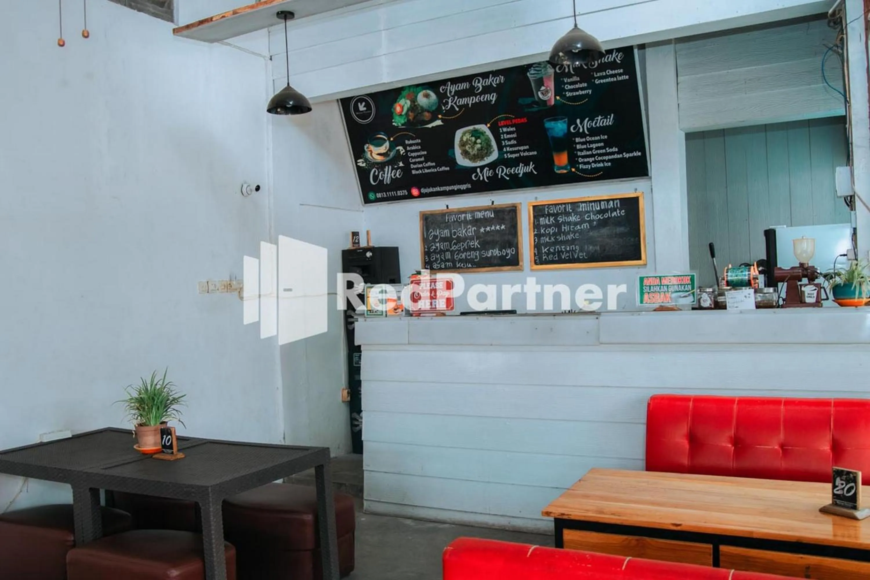 Restaurant/places to eat in Flamboyan Asri Syariah Mitra RedDoorz near Kampung Inggris Pare