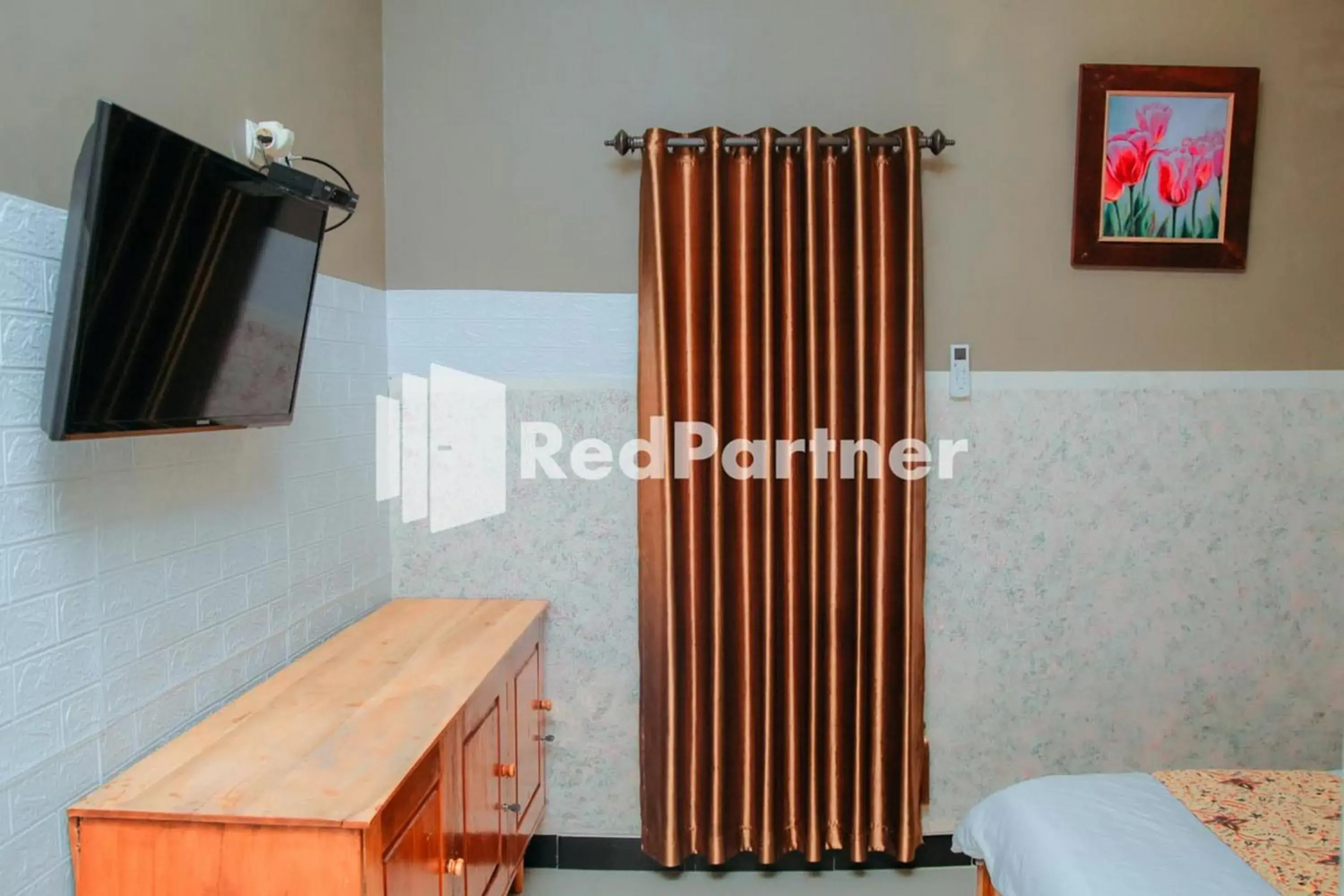 Bedroom in Flamboyan Asri Syariah Mitra RedDoorz near Kampung Inggris Pare Bedroom in Flamboyan Asri Syariah Mitra RedDoorz near Kampung Inggris Pare