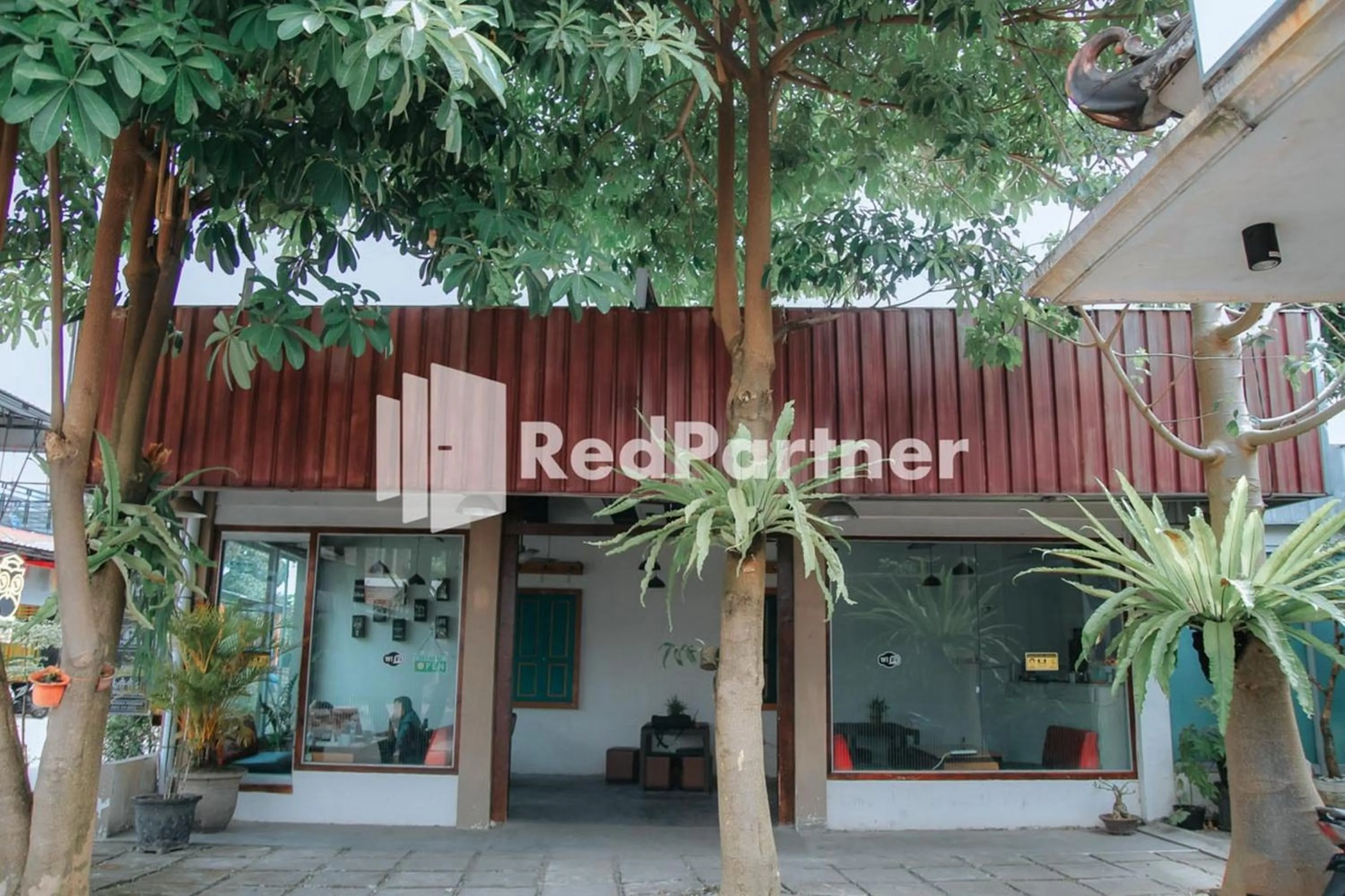 Seating area in Flamboyan Asri Syariah Mitra RedDoorz near Kampung Inggris Pare