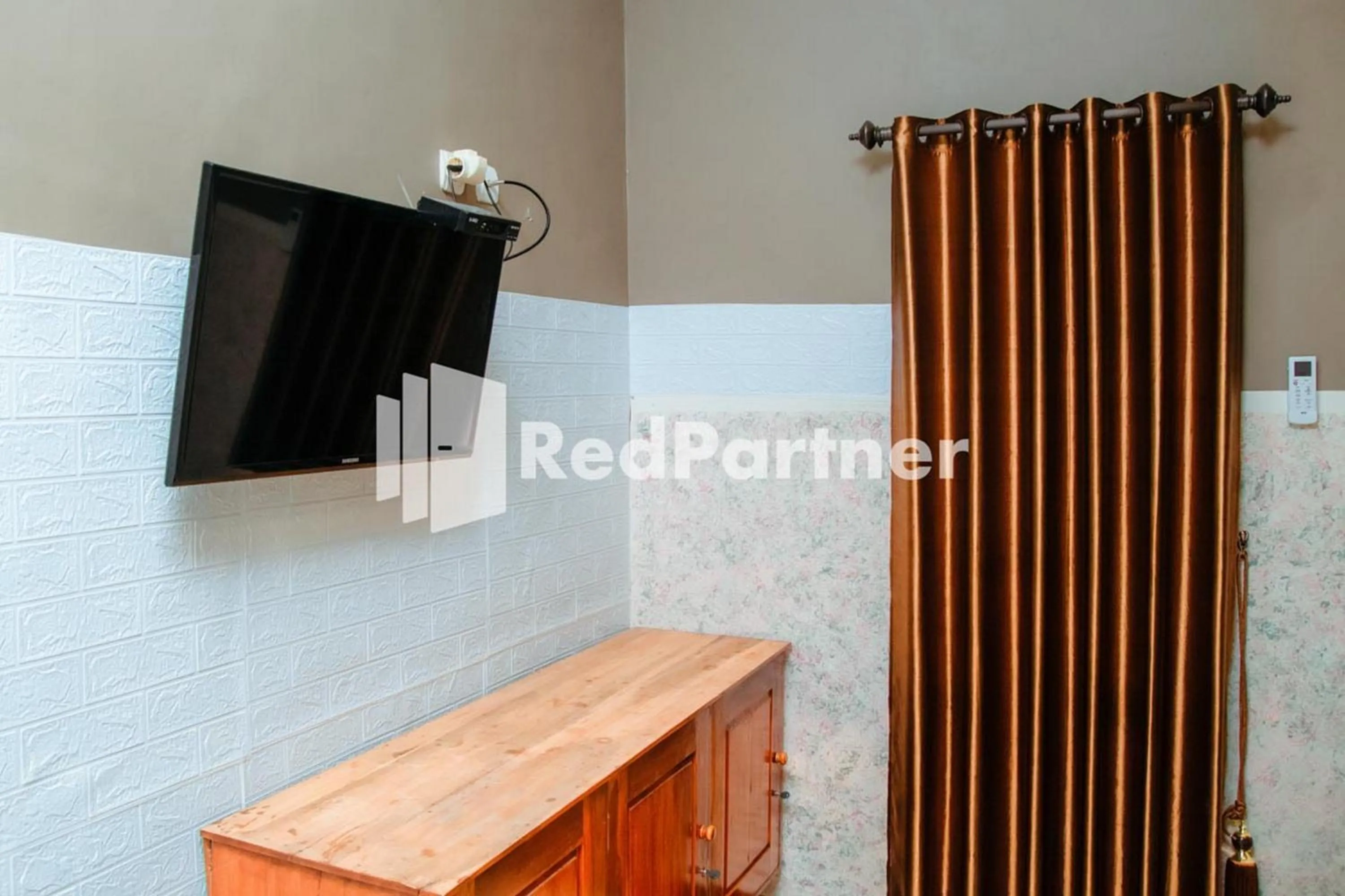 Bedroom in Flamboyan Asri Syariah Mitra RedDoorz near Kampung Inggris Pare