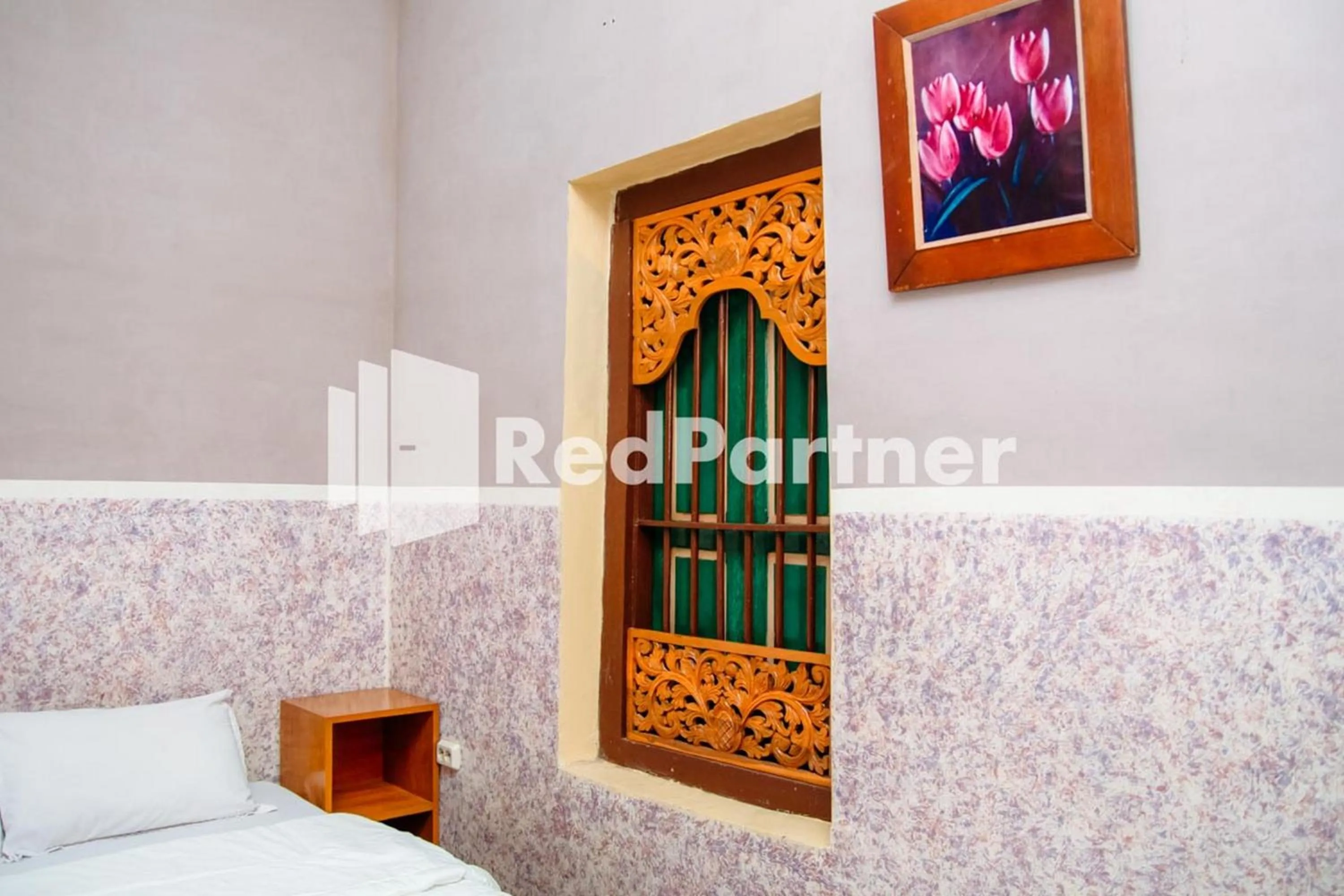 Bedroom, Bed in Flamboyan Asri Syariah Mitra RedDoorz near Kampung Inggris Pare