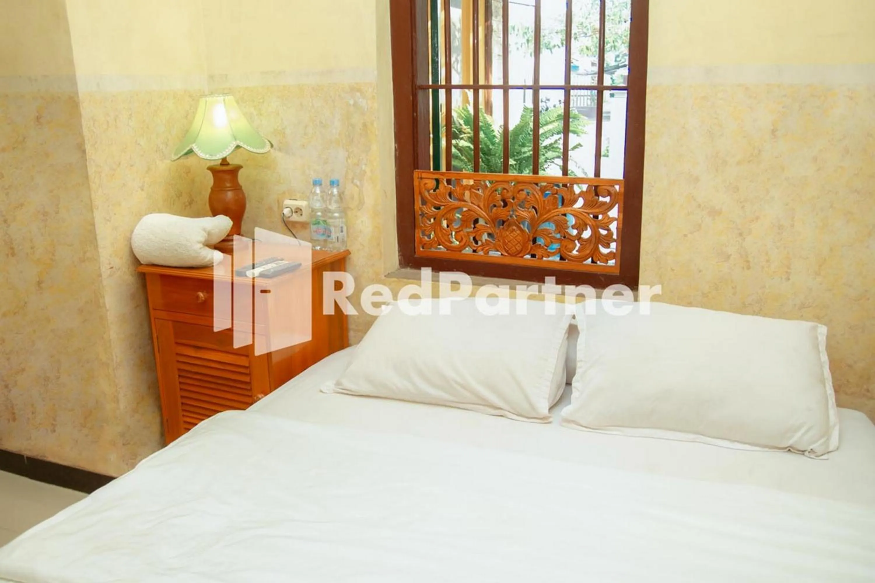 Bedroom, Bed in Flamboyan Asri Syariah Mitra RedDoorz near Kampung Inggris Pare