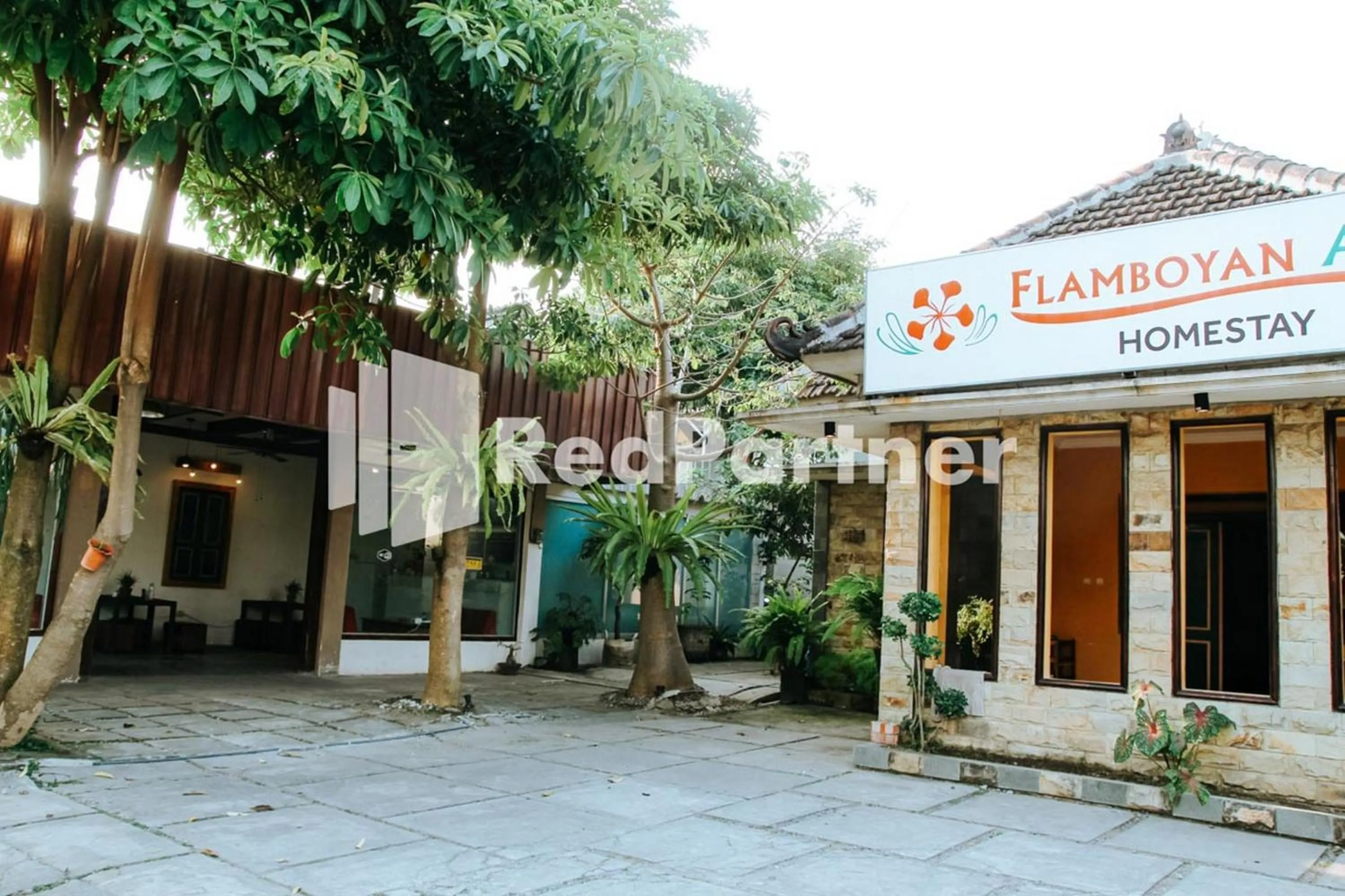 Property logo or sign in Flamboyan Asri Syariah Mitra RedDoorz near Kampung Inggris Pare