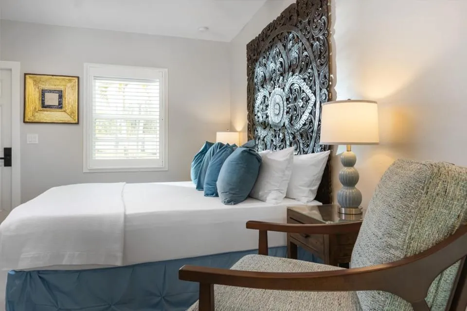 Seating area, Bed in Shangri-La Springs