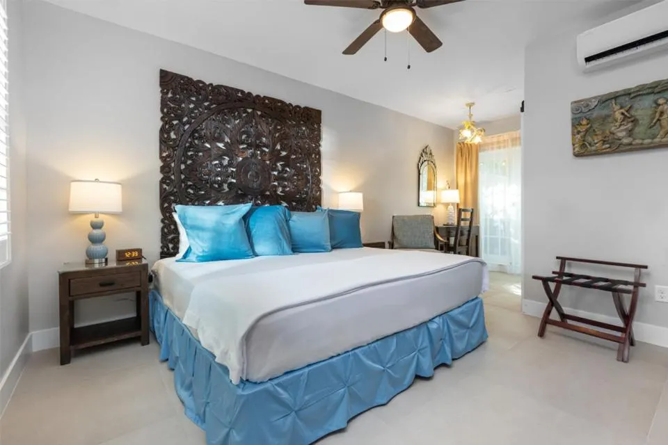 Photo of the whole room, Bed in Shangri-La Springs