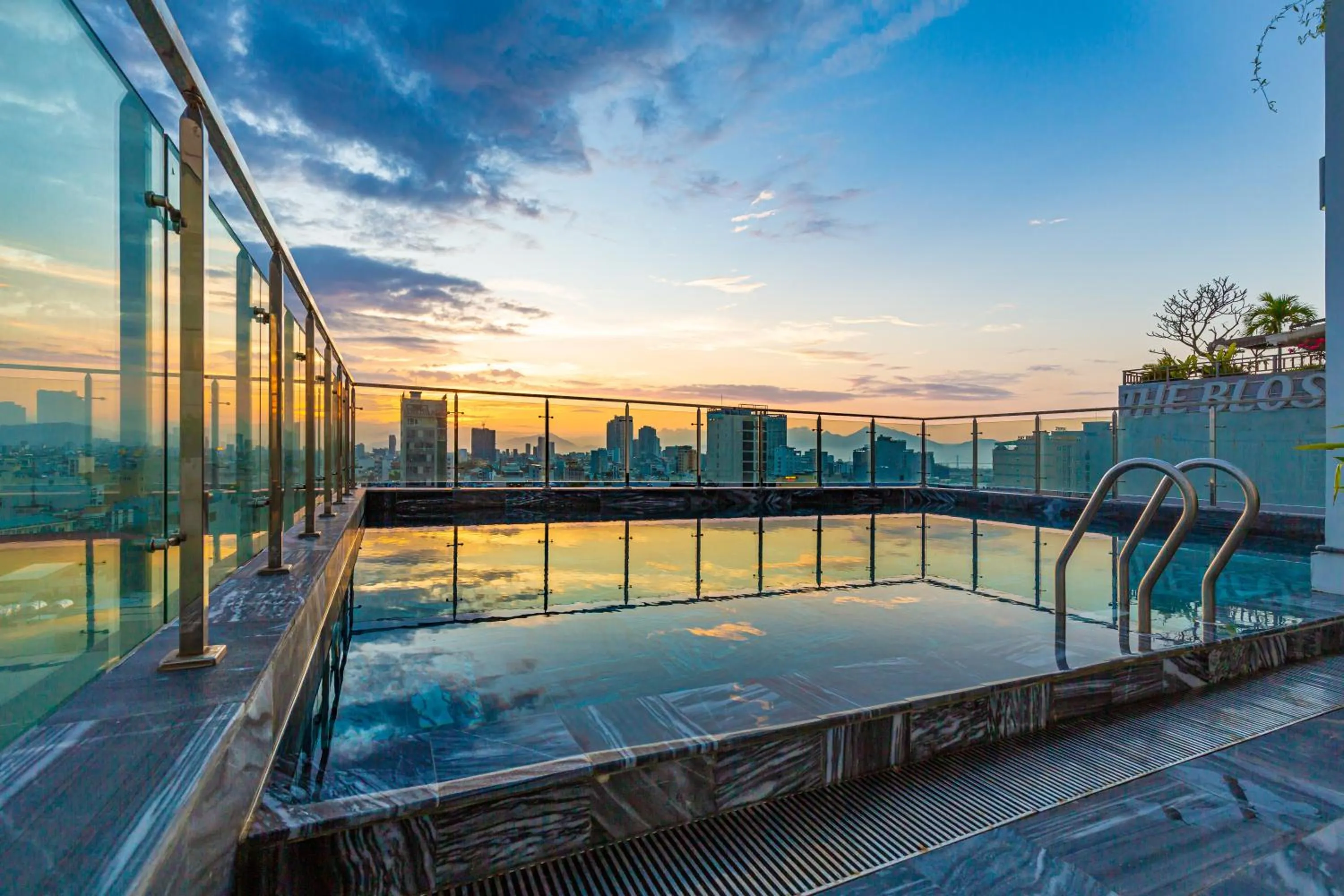 Coffee/tea facilities in The Dream Suite