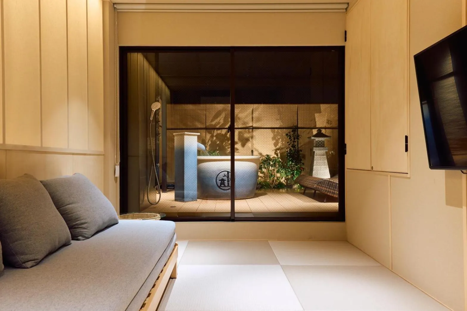 Bed in KONJAKUSO Osaka Tempozan "IKESU" Projection M apping SPA "TAKADORO" Wheel View